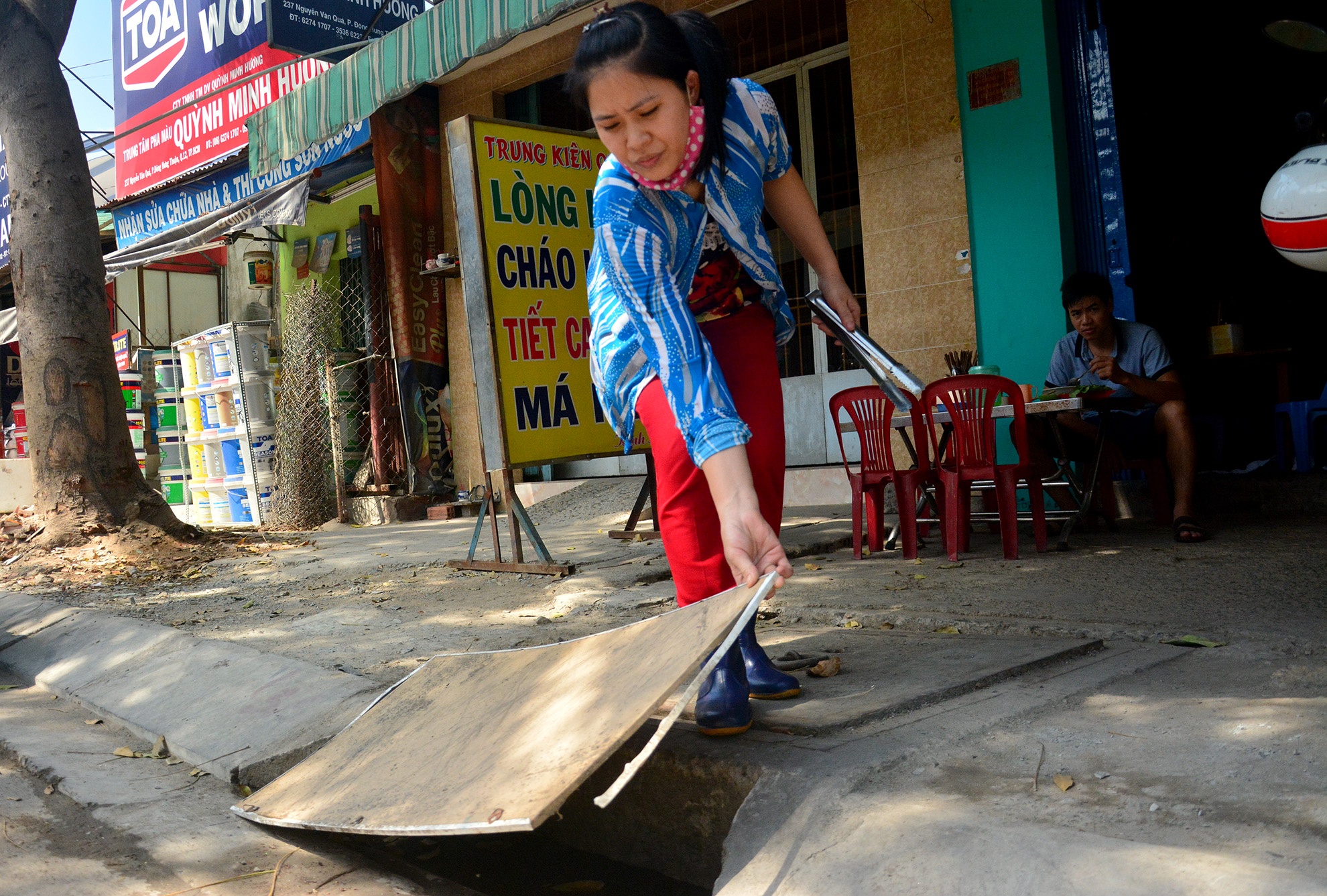 Nuoc cong dang khap mat duong o Sai Gon hinh anh