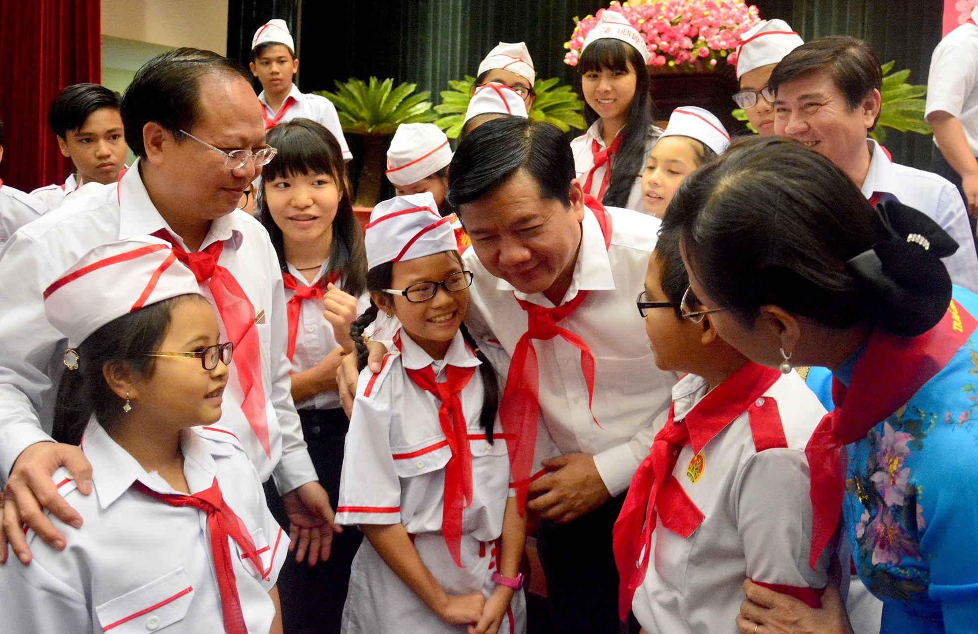 Cuoc gap nong bong thoi su cua lanh dao TP HCM voi thieu nhi hinh anh