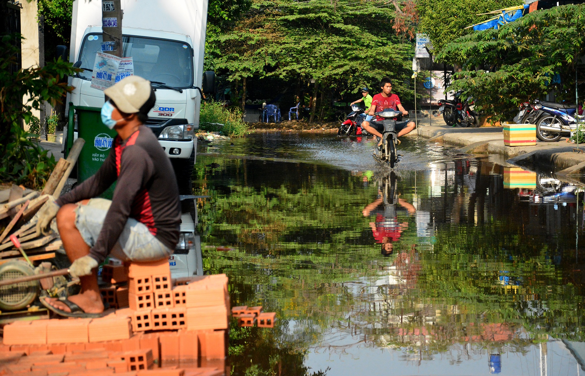 nuoc nhieu mau ngap duong sai gon anh 13