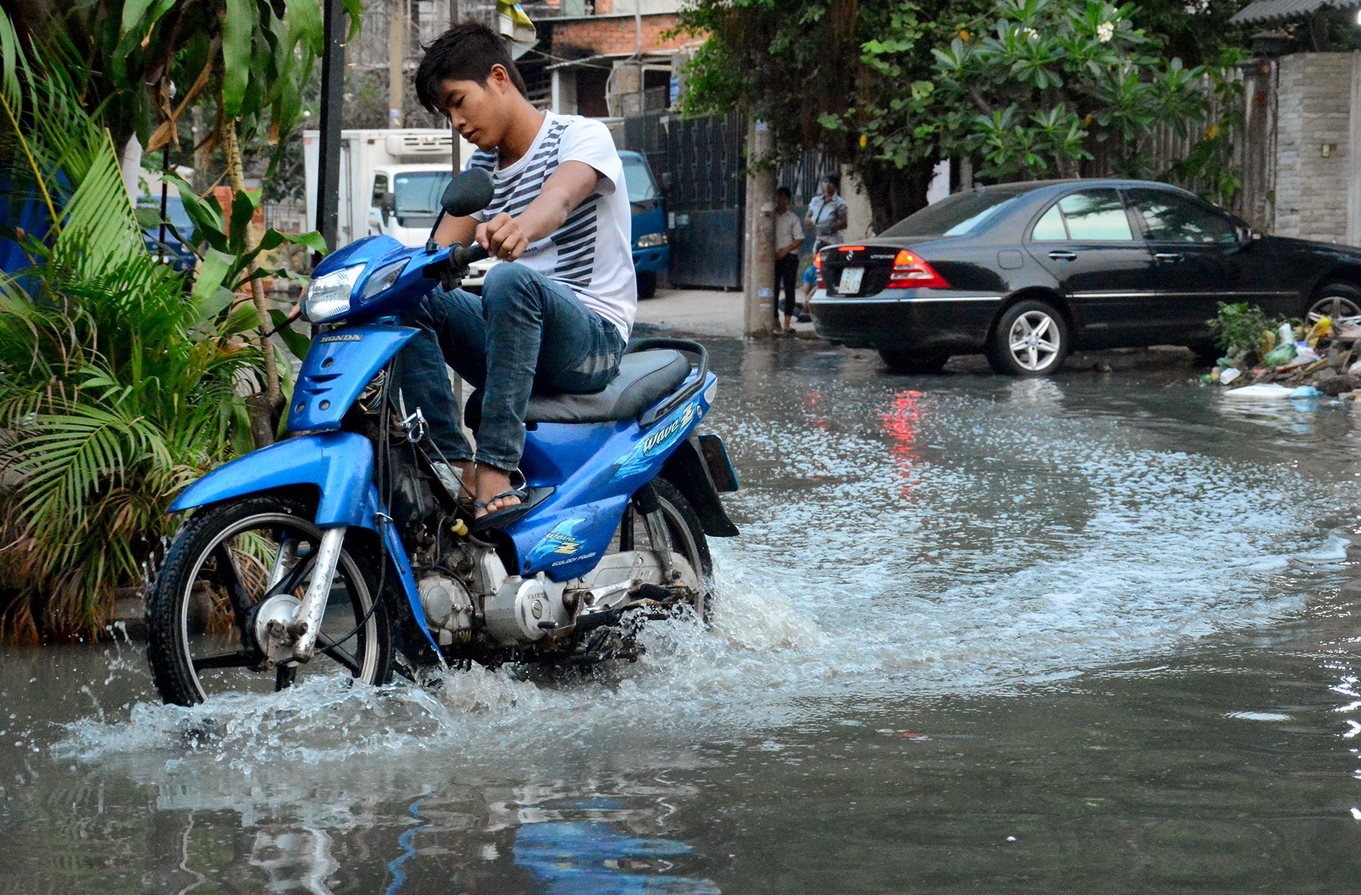nuoc nhieu mau ngap duong sai gon anh 2
