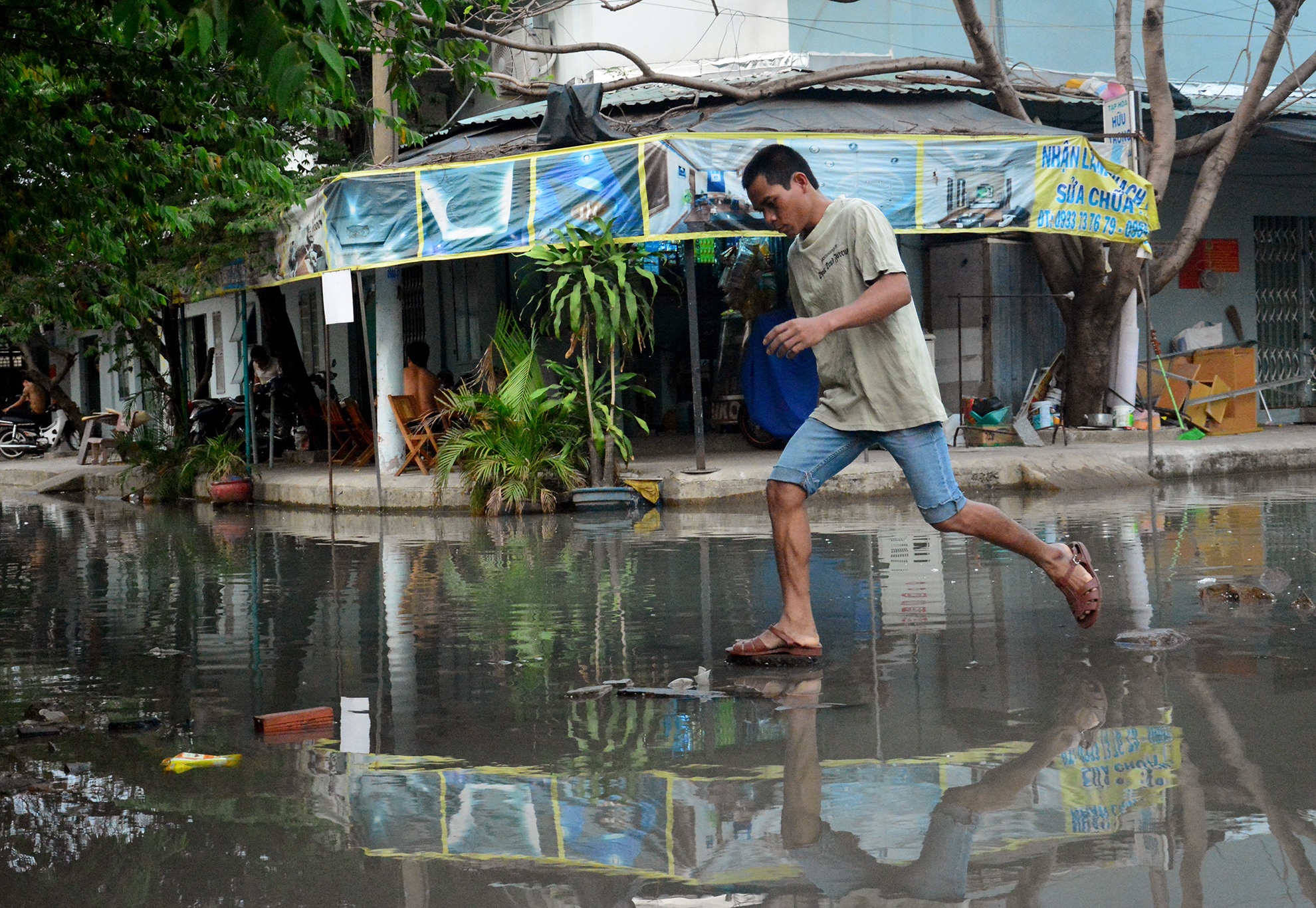 nuoc nhieu mau ngap duong sai gon anh 7