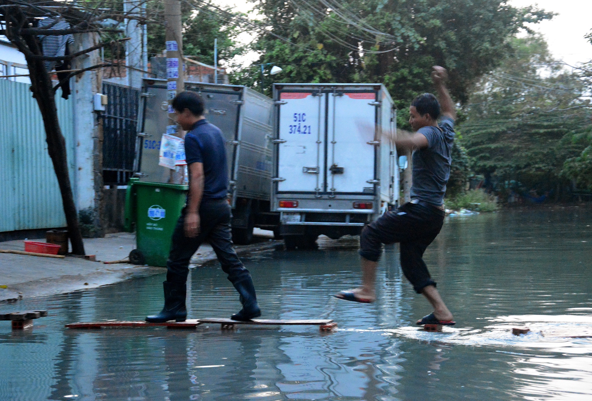 nuoc nhieu mau ngap duong sai gon anh 8