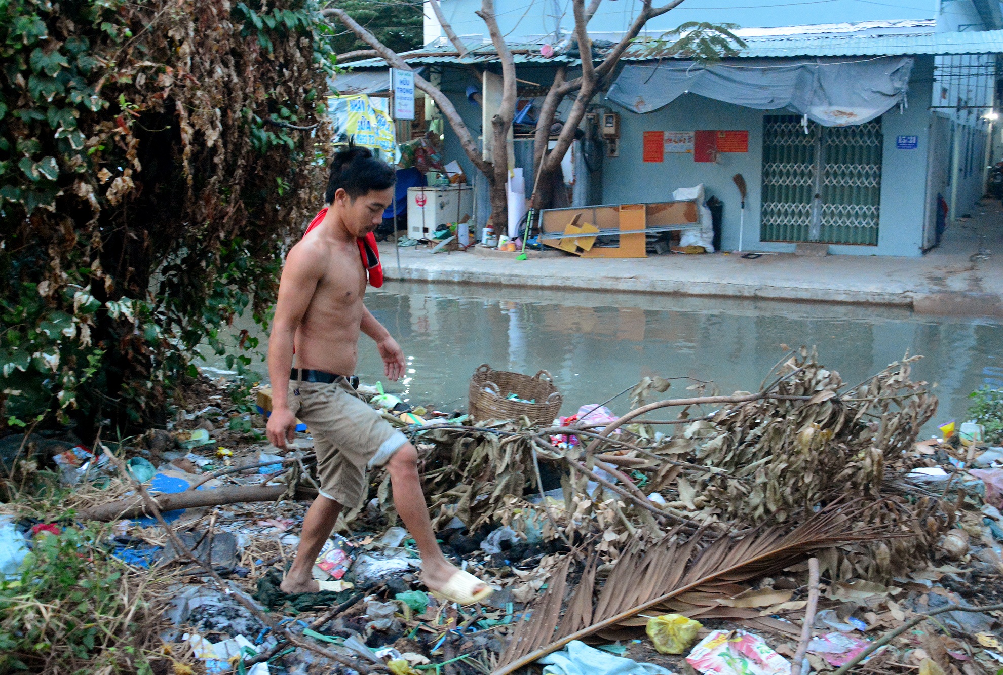 nuoc nhieu mau ngap duong sai gon anh 9