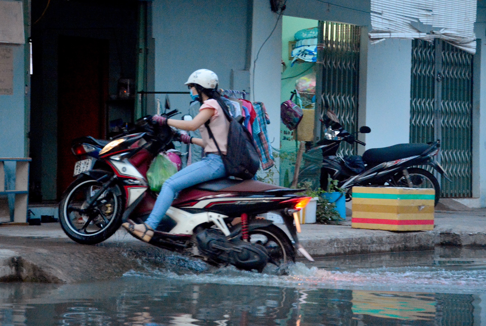 nuoc nhieu mau ngap duong sai gon anh 10