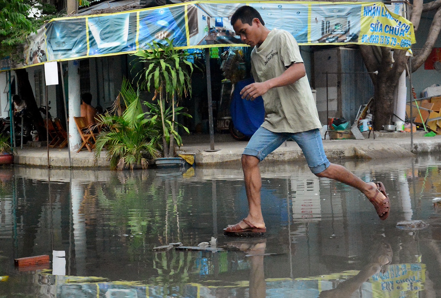 Nuoc ngap nhieu mau, nong nac mui hoa chat o Sai Gon hinh anh