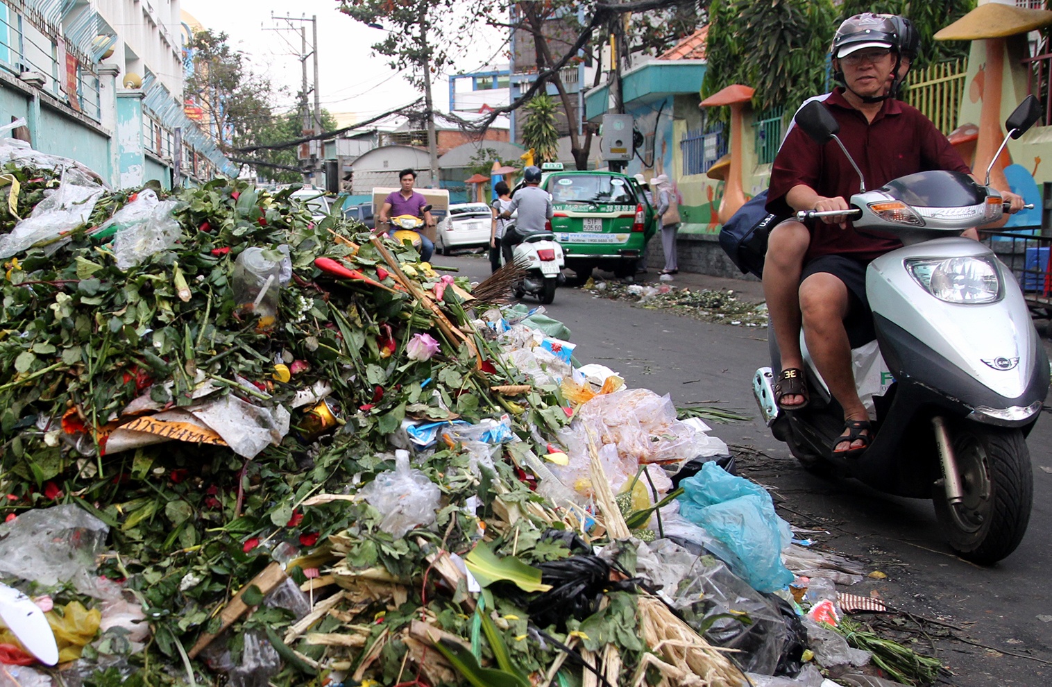 Rac hoa chat dong o Sai Gon sau 8/3 hinh anh