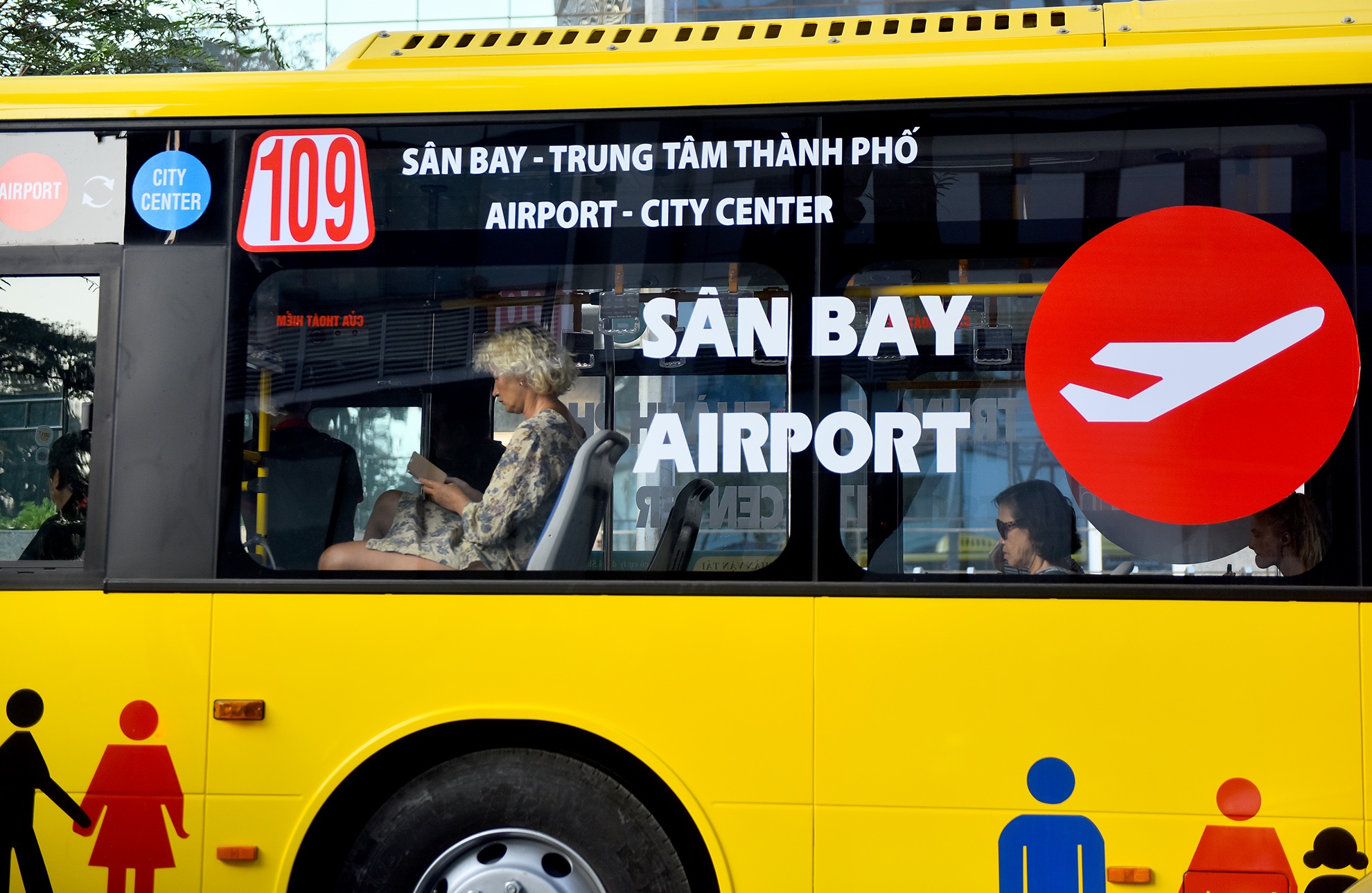 Can canh xe buyt 5 sao tren duong pho Sai Gon hinh anh