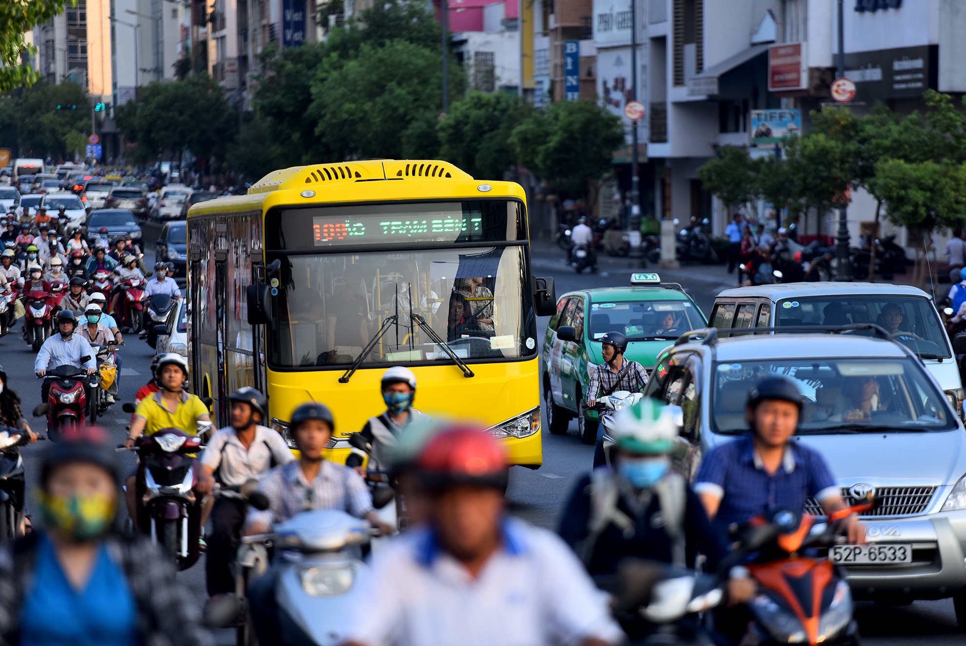 xe buyt 5 sao tren duong pho Sai Gon anh 16