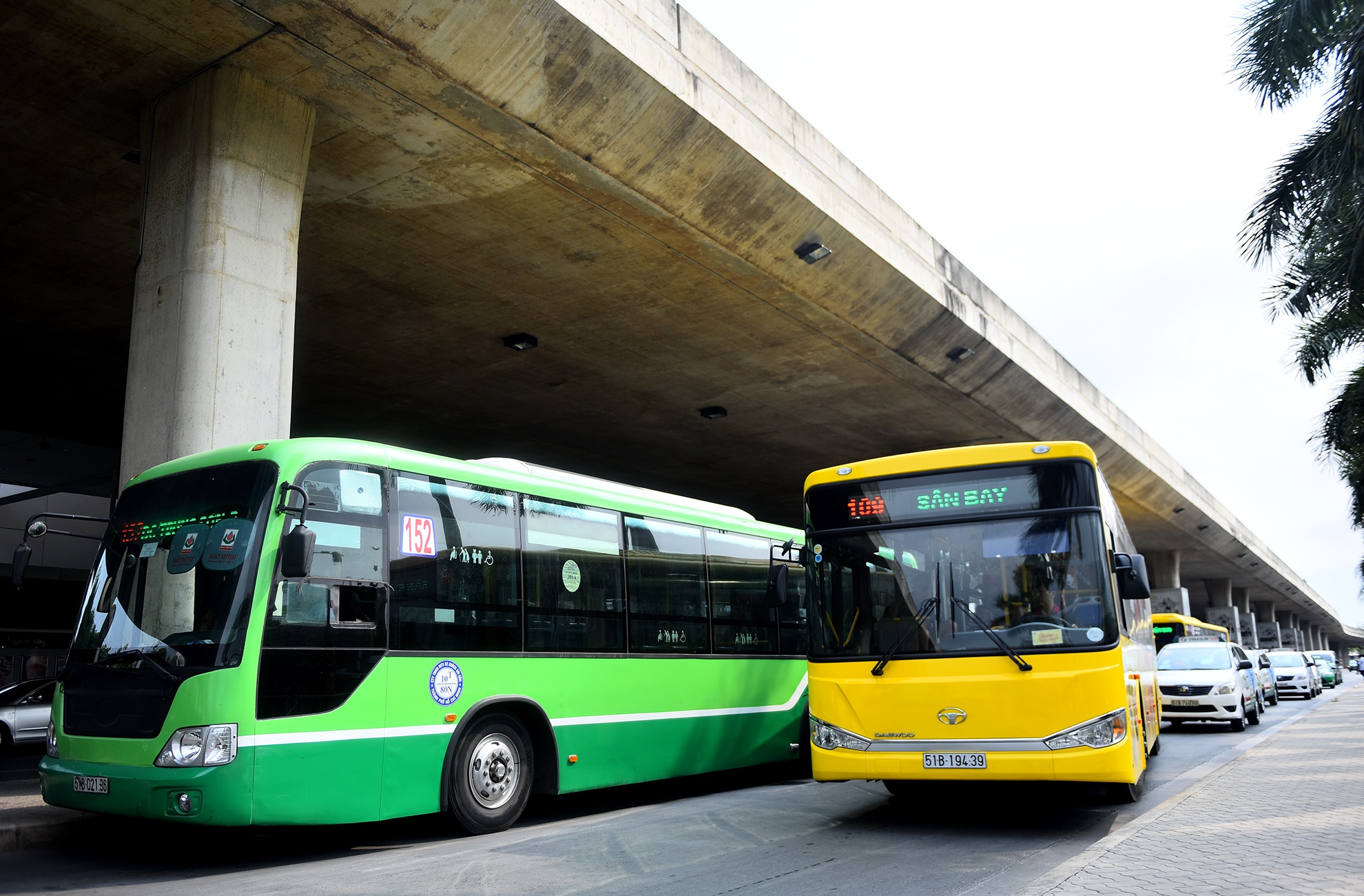 xe buyt 5 sao tren duong pho Sai Gon anh 1