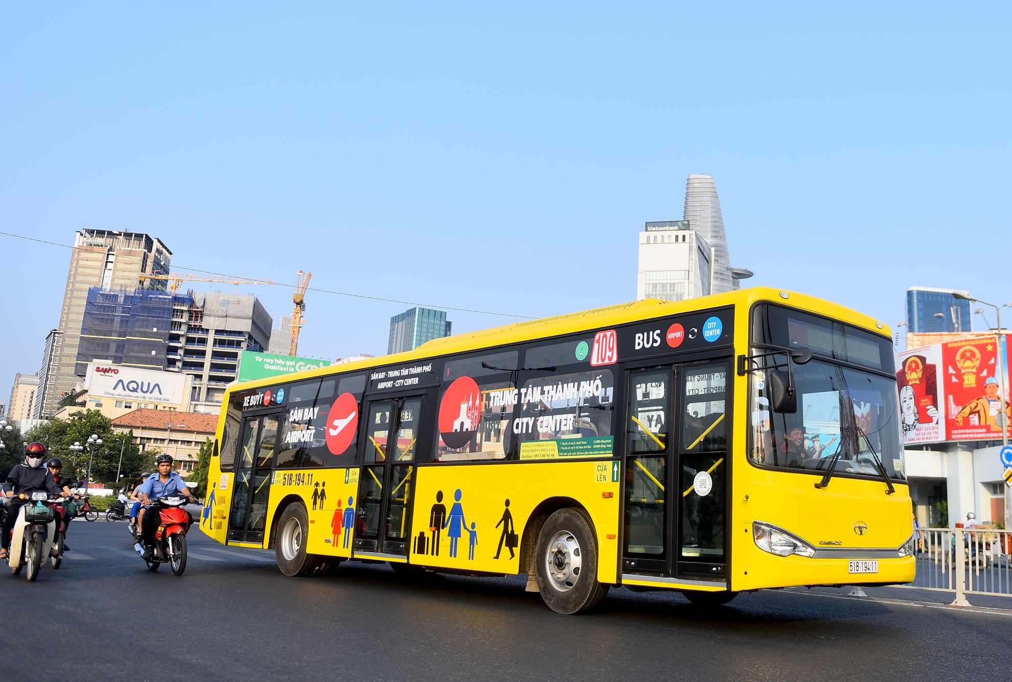 xe buyt 5 sao tren duong pho Sai Gon anh 2