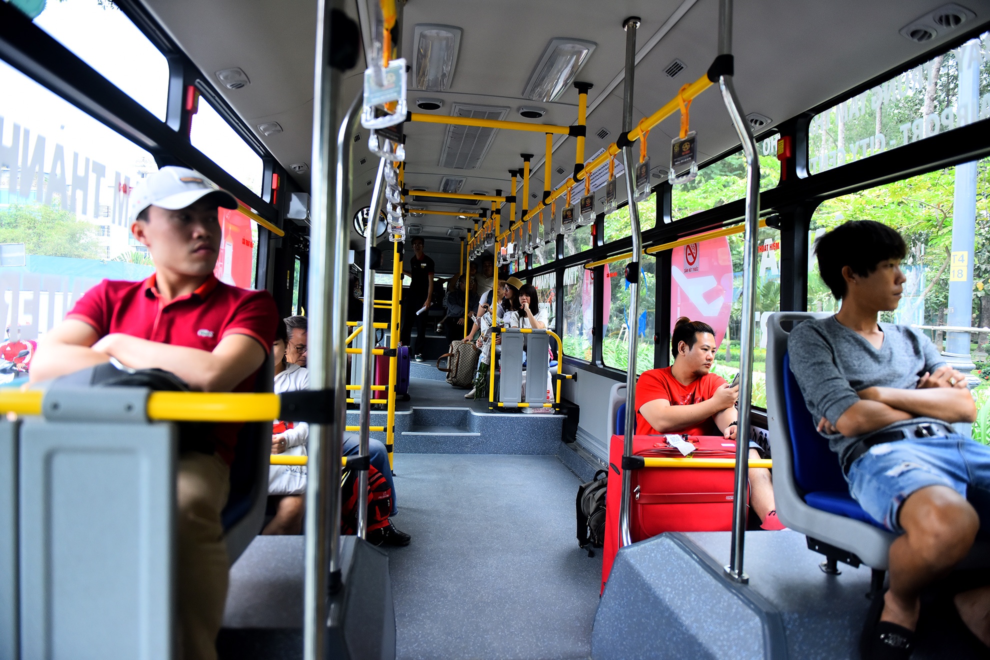 xe buyt 5 sao tren duong pho Sai Gon anh 5