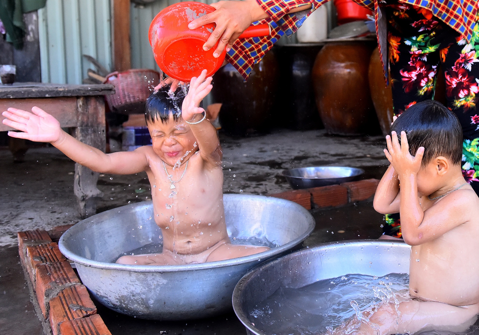 Nguoi dan xu dao dua van khat du co nuoc may hinh anh