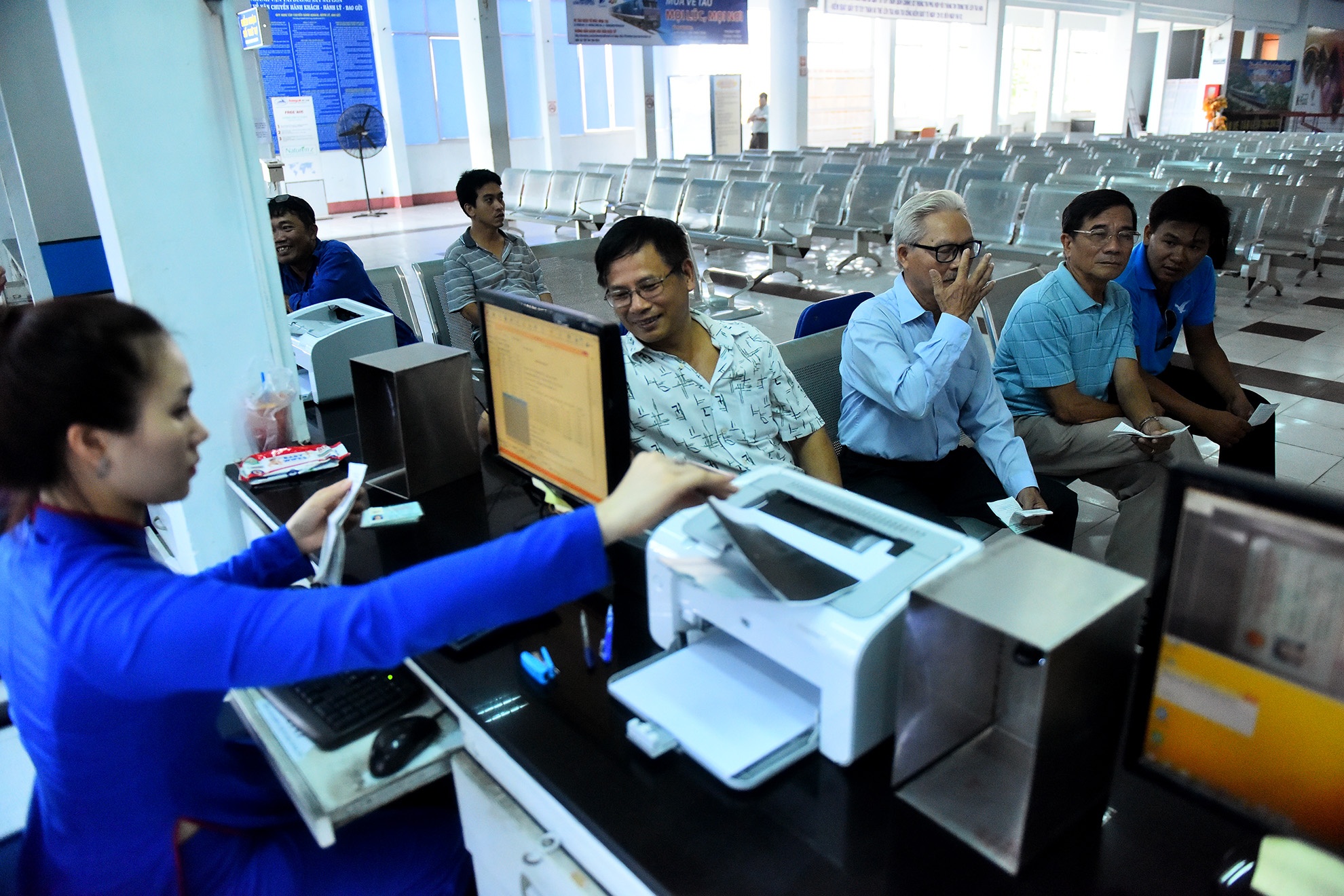 chuyen khach di tau do sap cau Ghenh anh 10