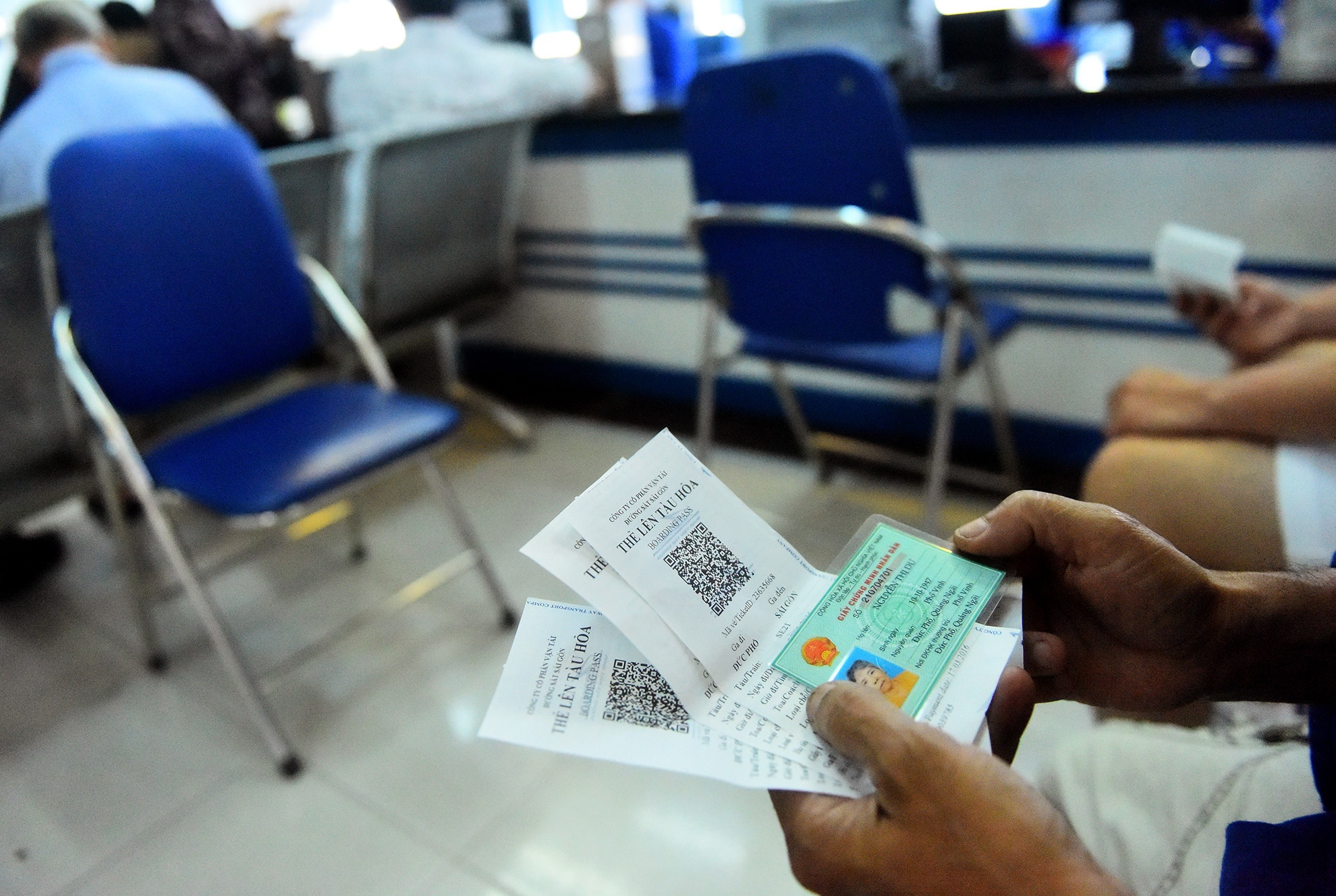 chuyen khach di tau do sap cau Ghenh anh 11