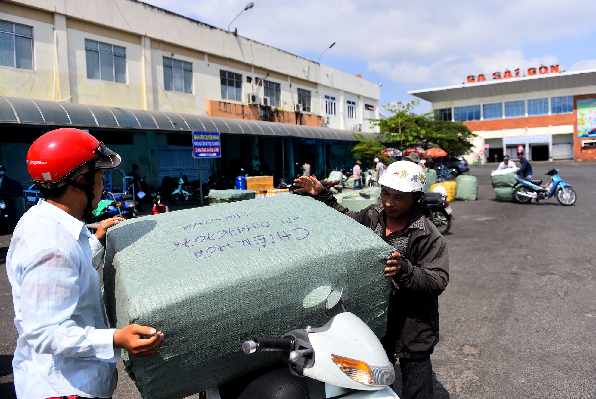 chuyen khach di tau do sap cau Ghenh anh 15