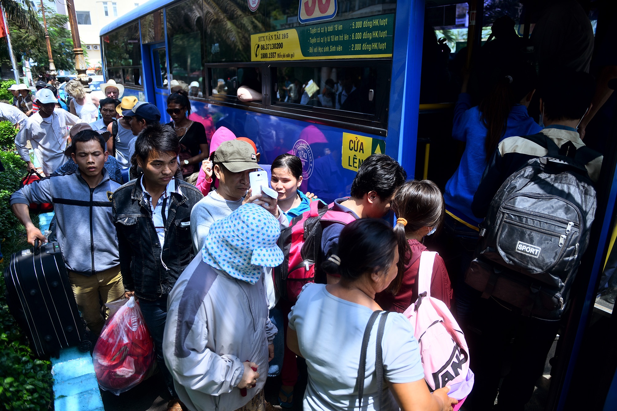 Giam doc chi nhanh van tai duong sat Sai Gon xin loi hanh khach hinh anh