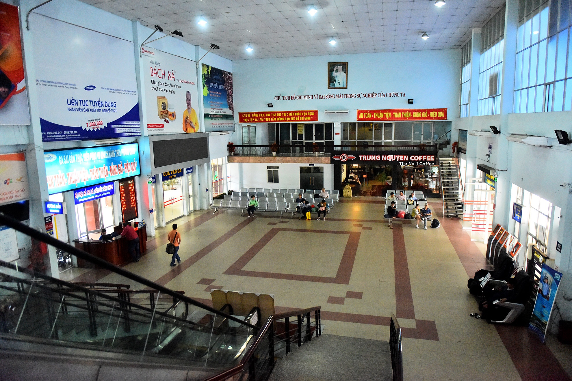 chuyen khach di tau do sap cau Ghenh anh 1