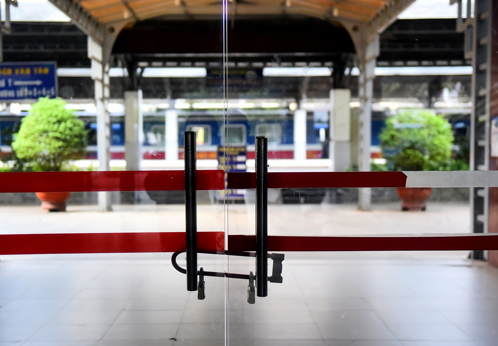 chuyen khach di tau do sap cau Ghenh anh 2