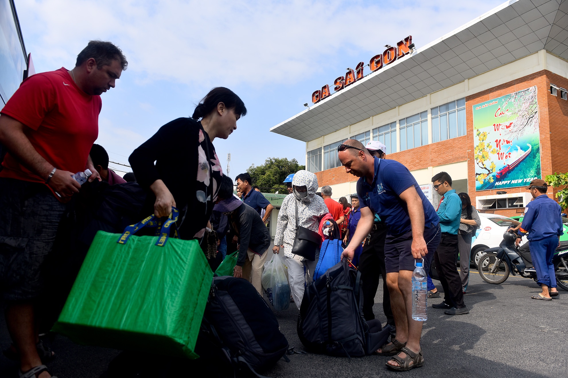 chuyen khach di tau do sap cau Ghenh anh 3