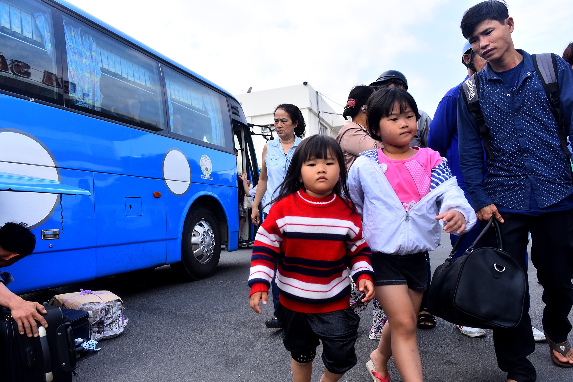 chuyen khach di tau do sap cau Ghenh anh 4