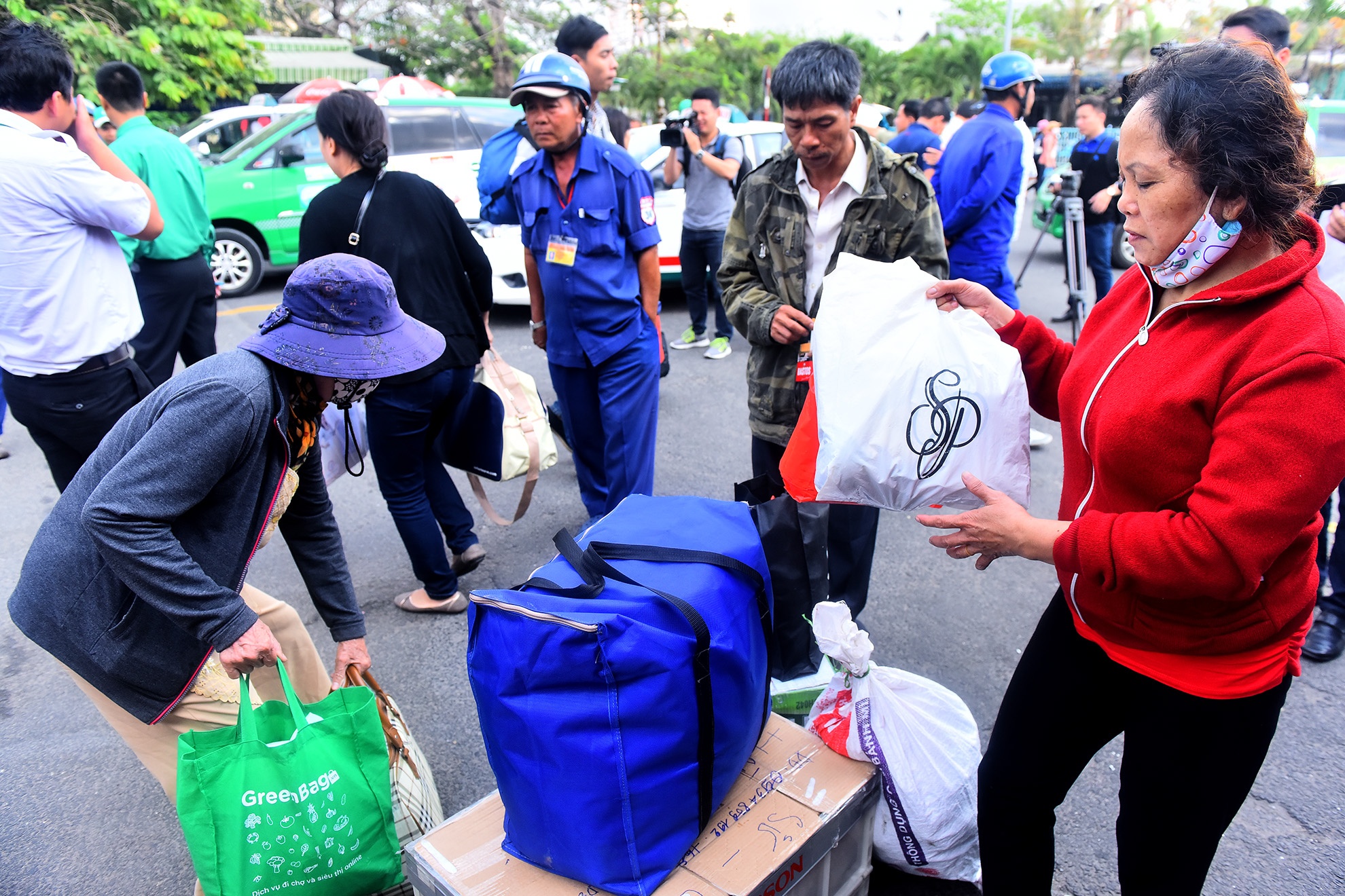 chuyen khach di tau do sap cau Ghenh anh 5