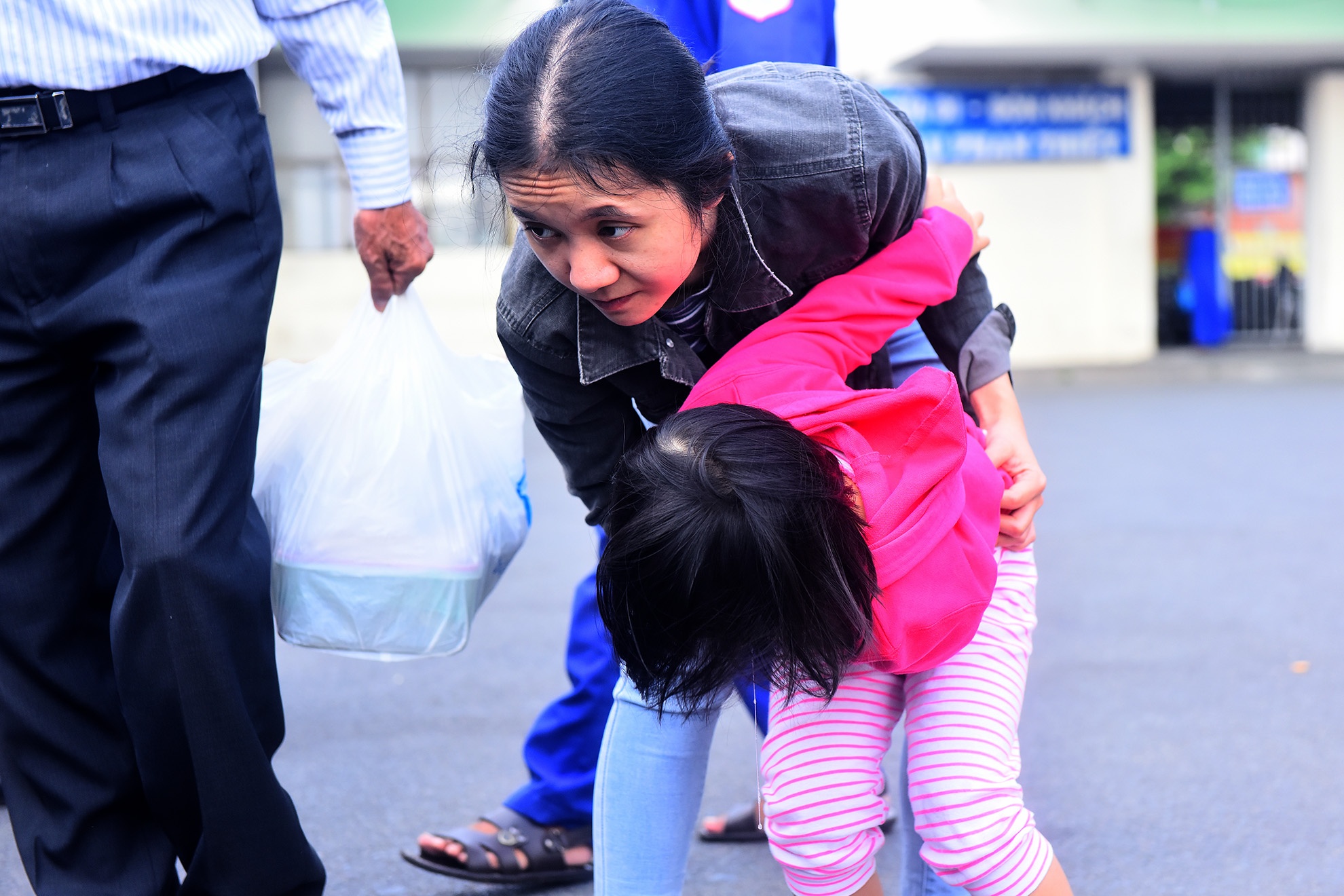 chuyen khach di tau do sap cau Ghenh anh 6