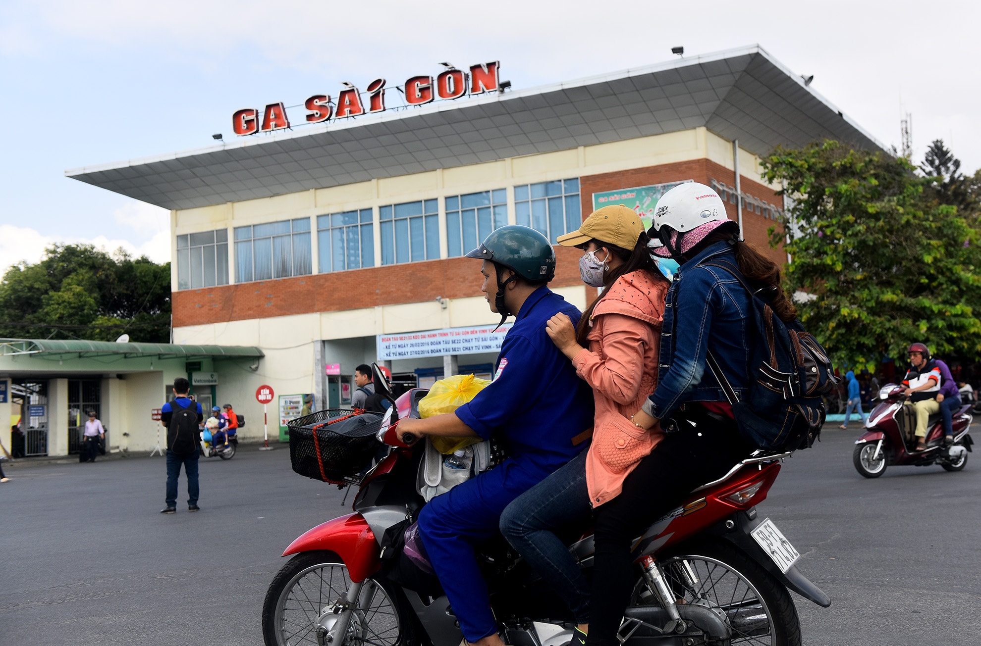 chuyen khach di tau do sap cau Ghenh anh 8