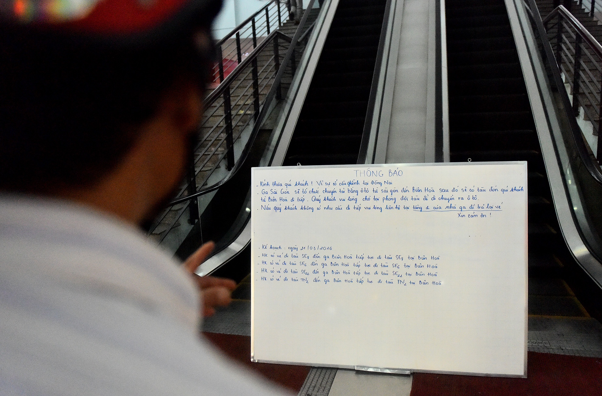 chuyen khach di tau do sap cau Ghenh anh 9