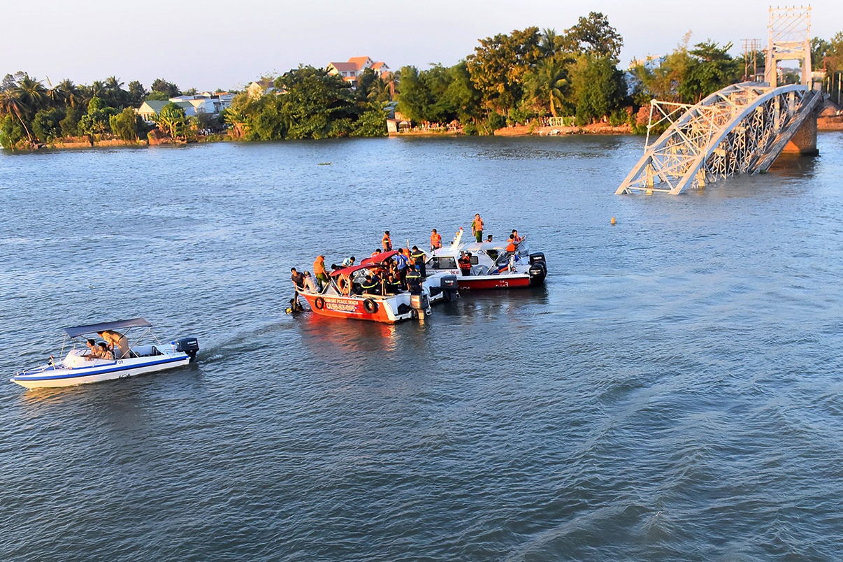 Hien truong cau Ghenh sau 3 ngay cuu ho, tim kiem hinh anh