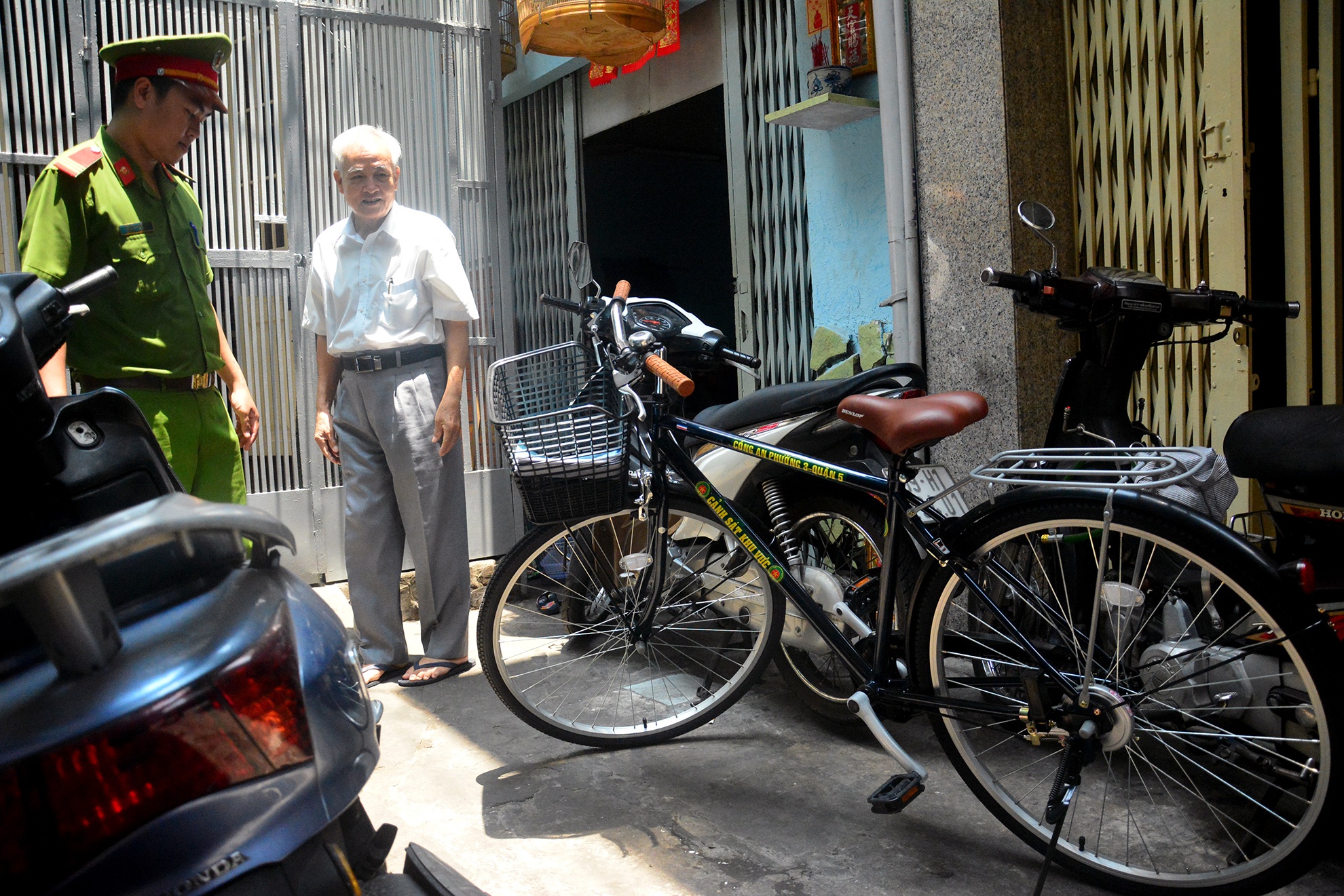 Cong an TP HCM tuan tra bang xe dap anh 10