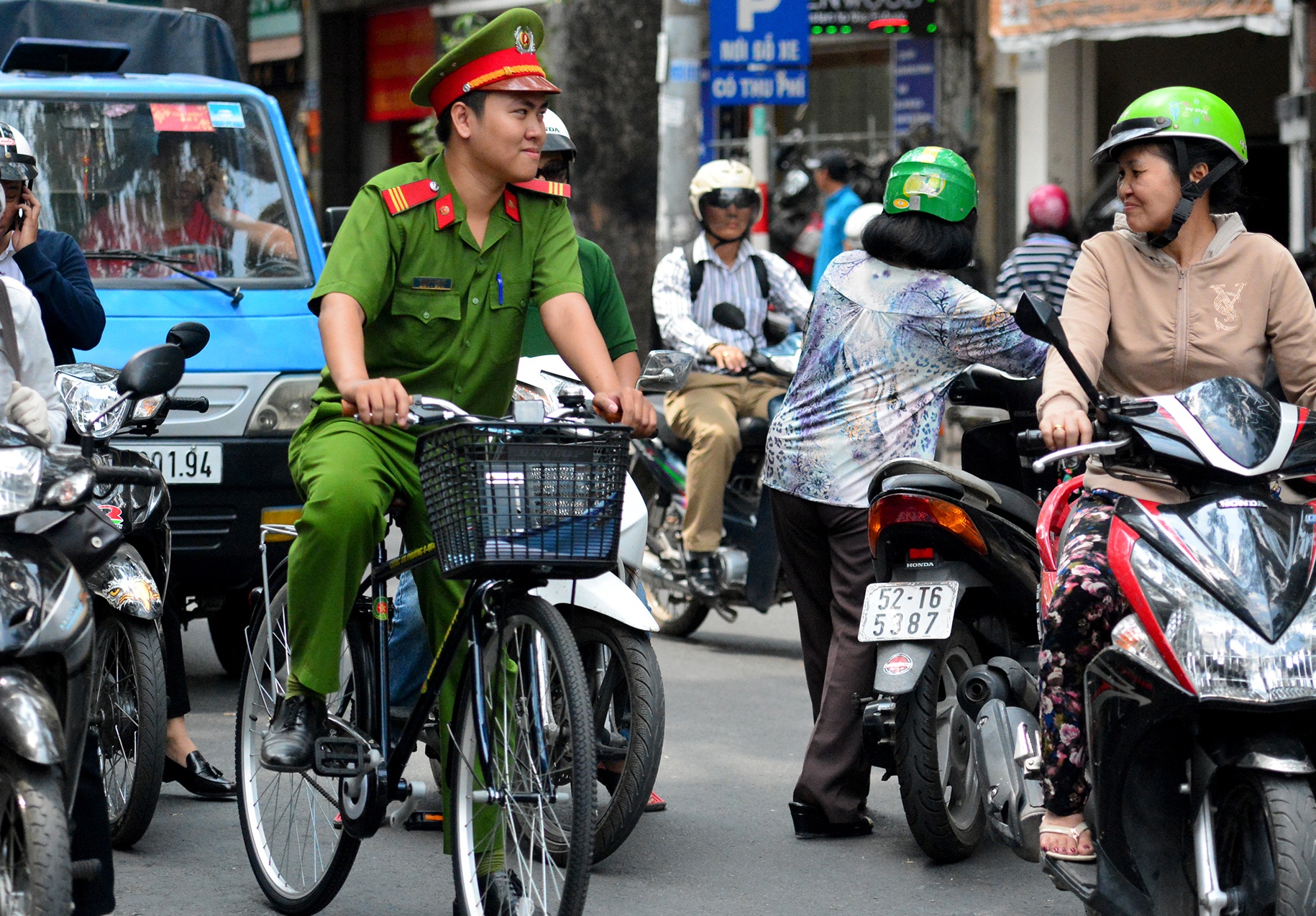 Cong an TP HCM tuan tra bang xe dap anh 6