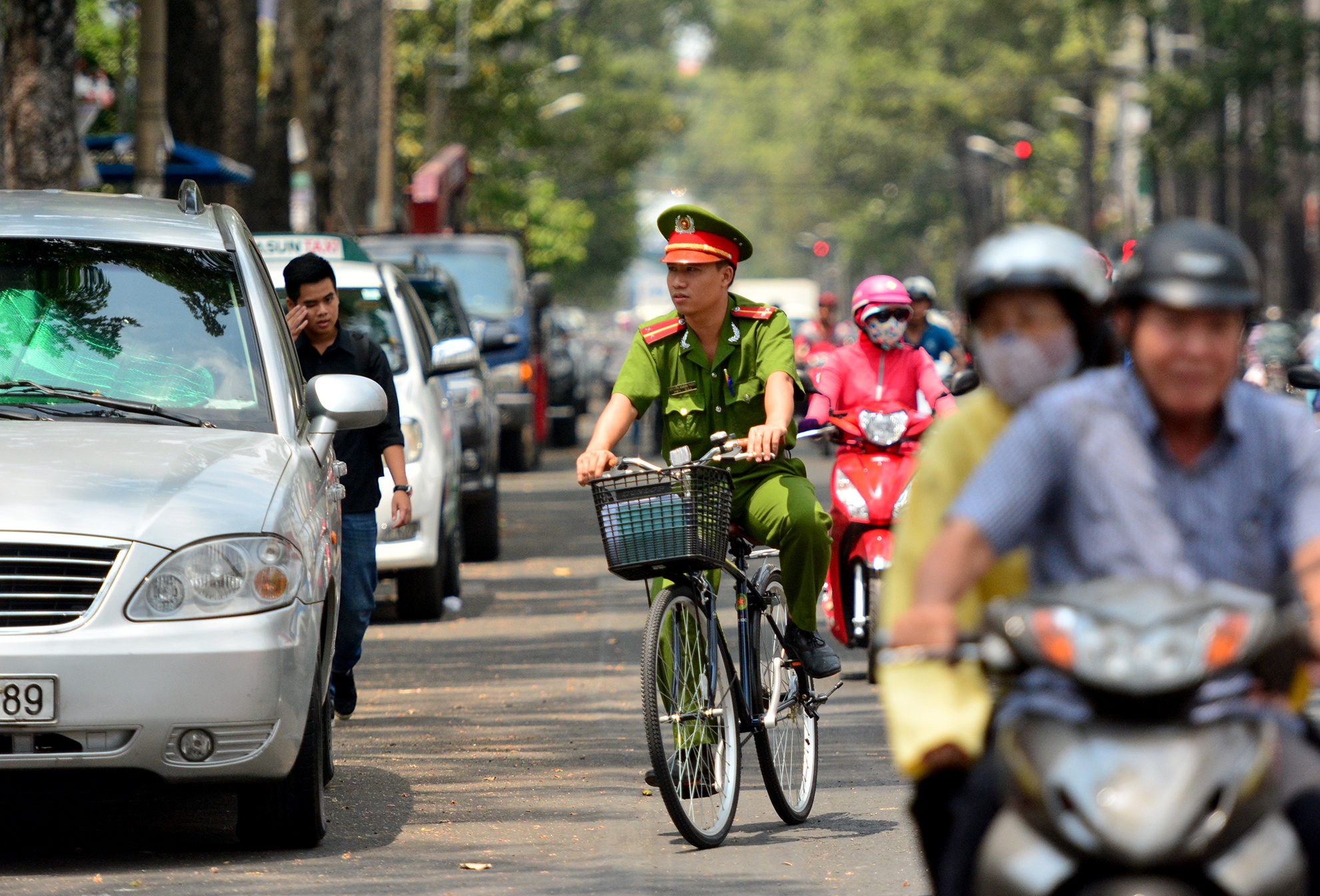 Cong an TP HCM tuan tra bang xe dap anh 5