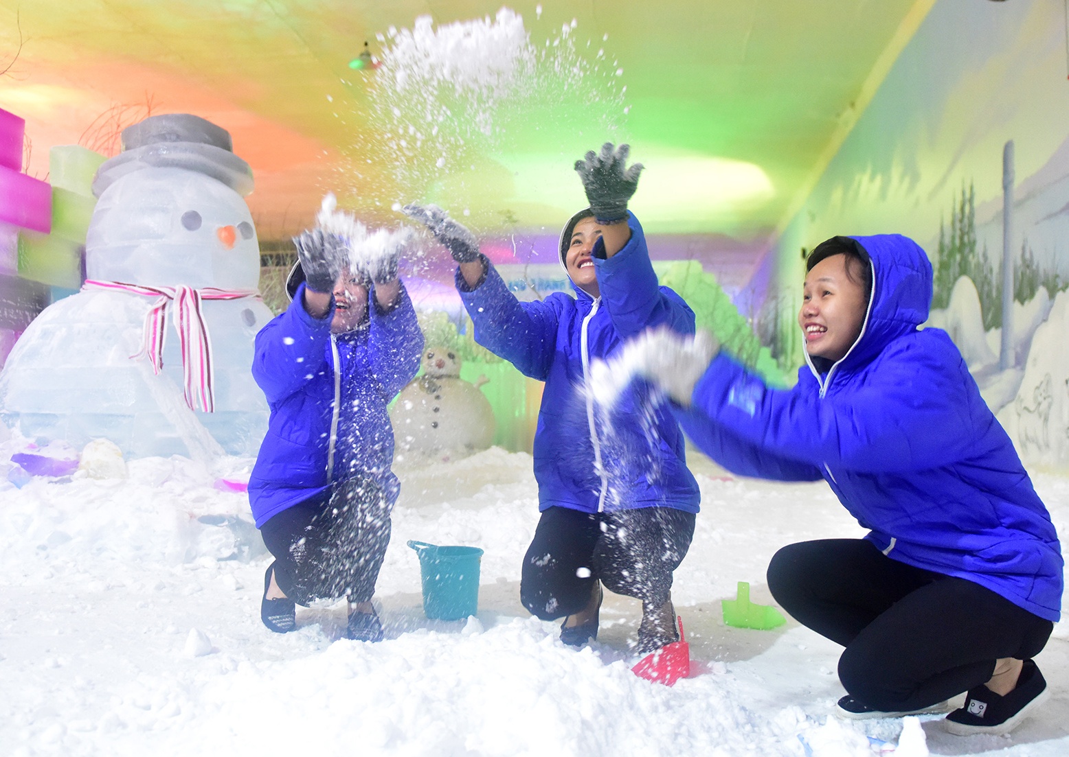 Gioi tre no dua voi bang tuyet giua Sai Gon nong nuc hinh anh