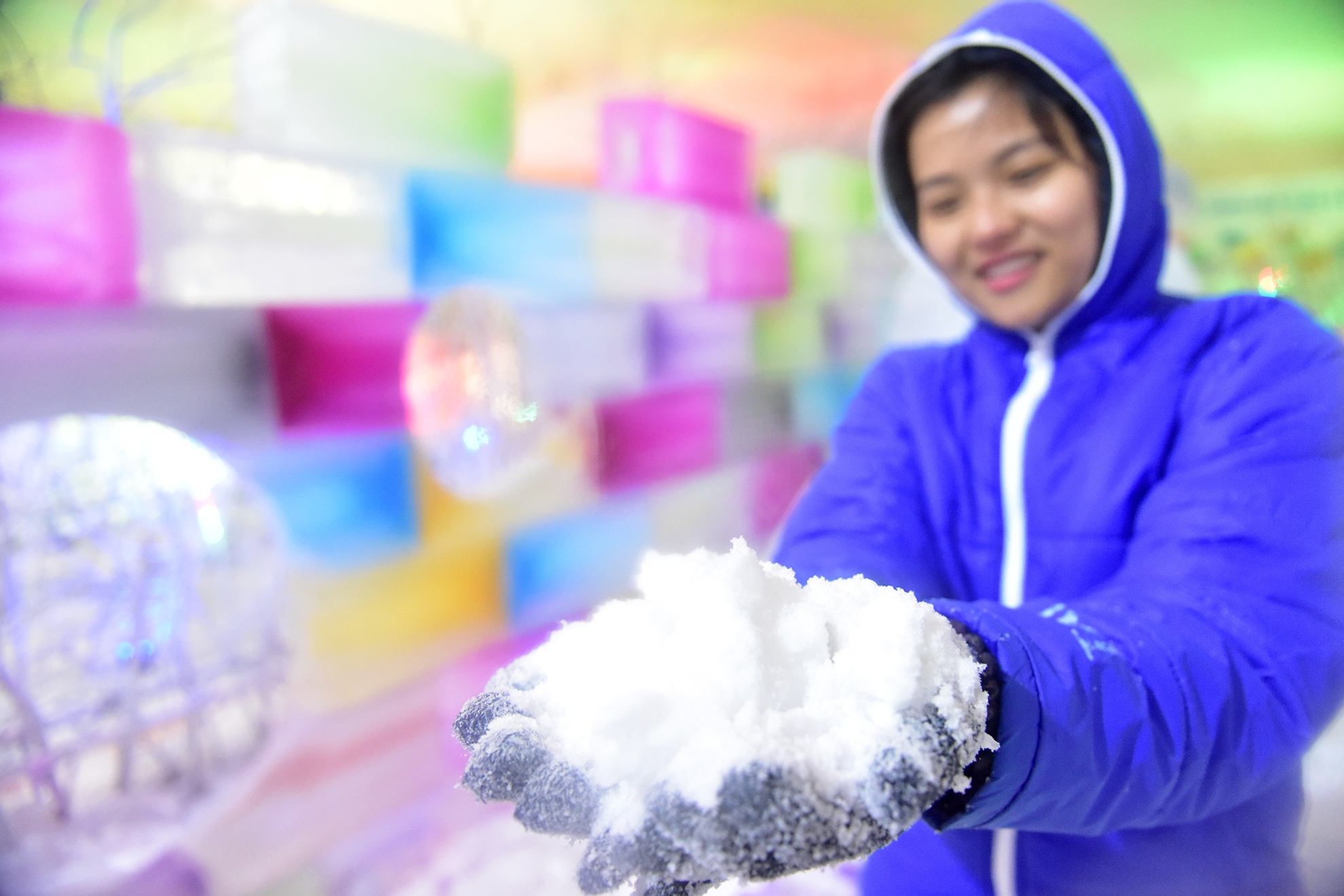 Gioi tre no dua voi bang tuyet o Sai Gon anh 13