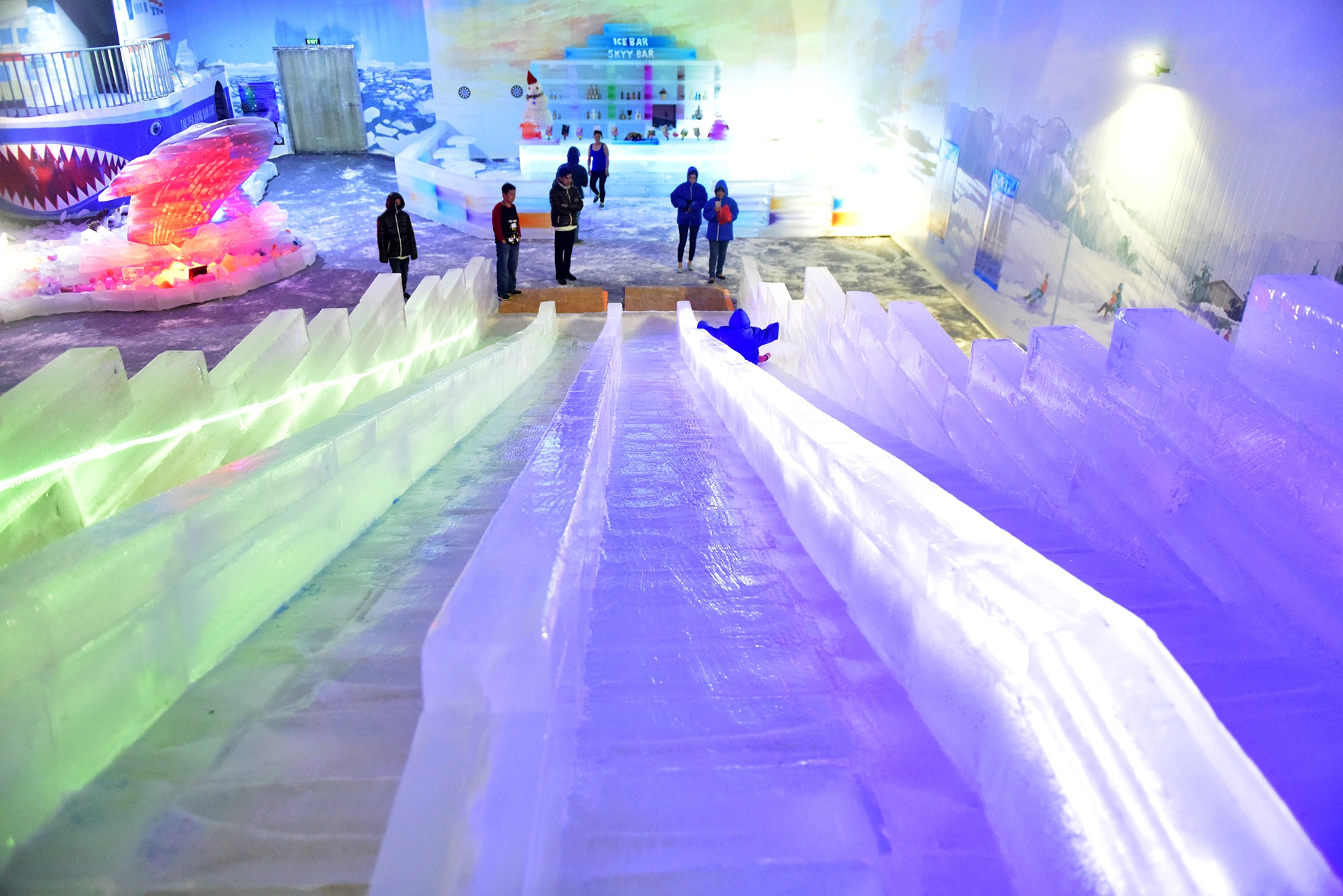 Gioi tre no dua voi bang tuyet o Sai Gon anh 10