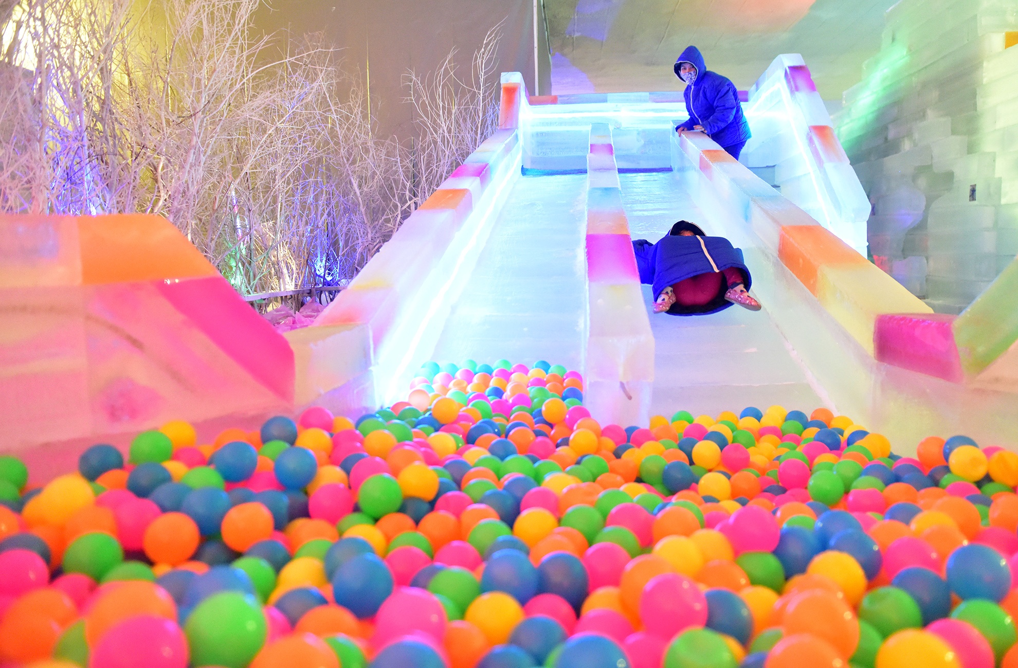 Gioi tre no dua voi bang tuyet o Sai Gon anh 11