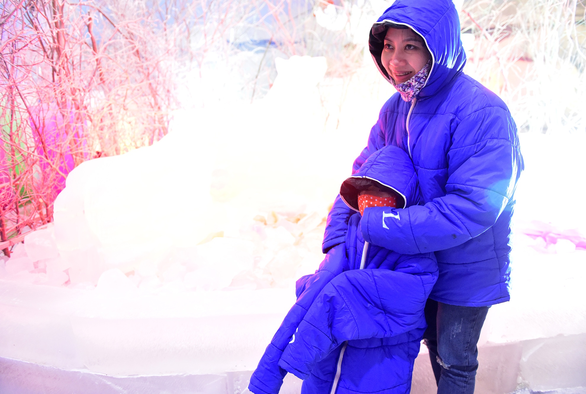 Gioi tre no dua voi bang tuyet o Sai Gon anh 3