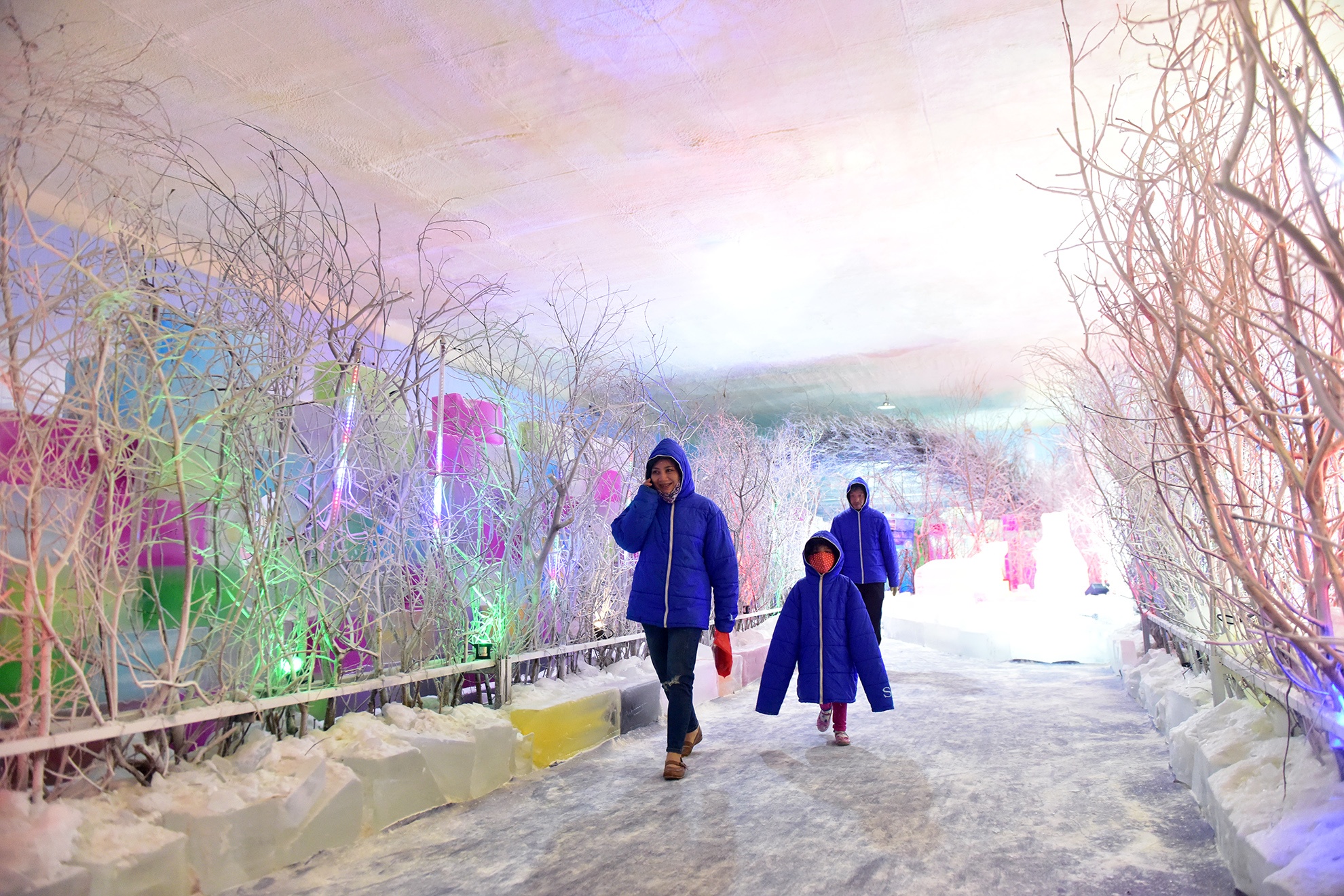 Gioi tre no dua voi bang tuyet o Sai Gon anh 4