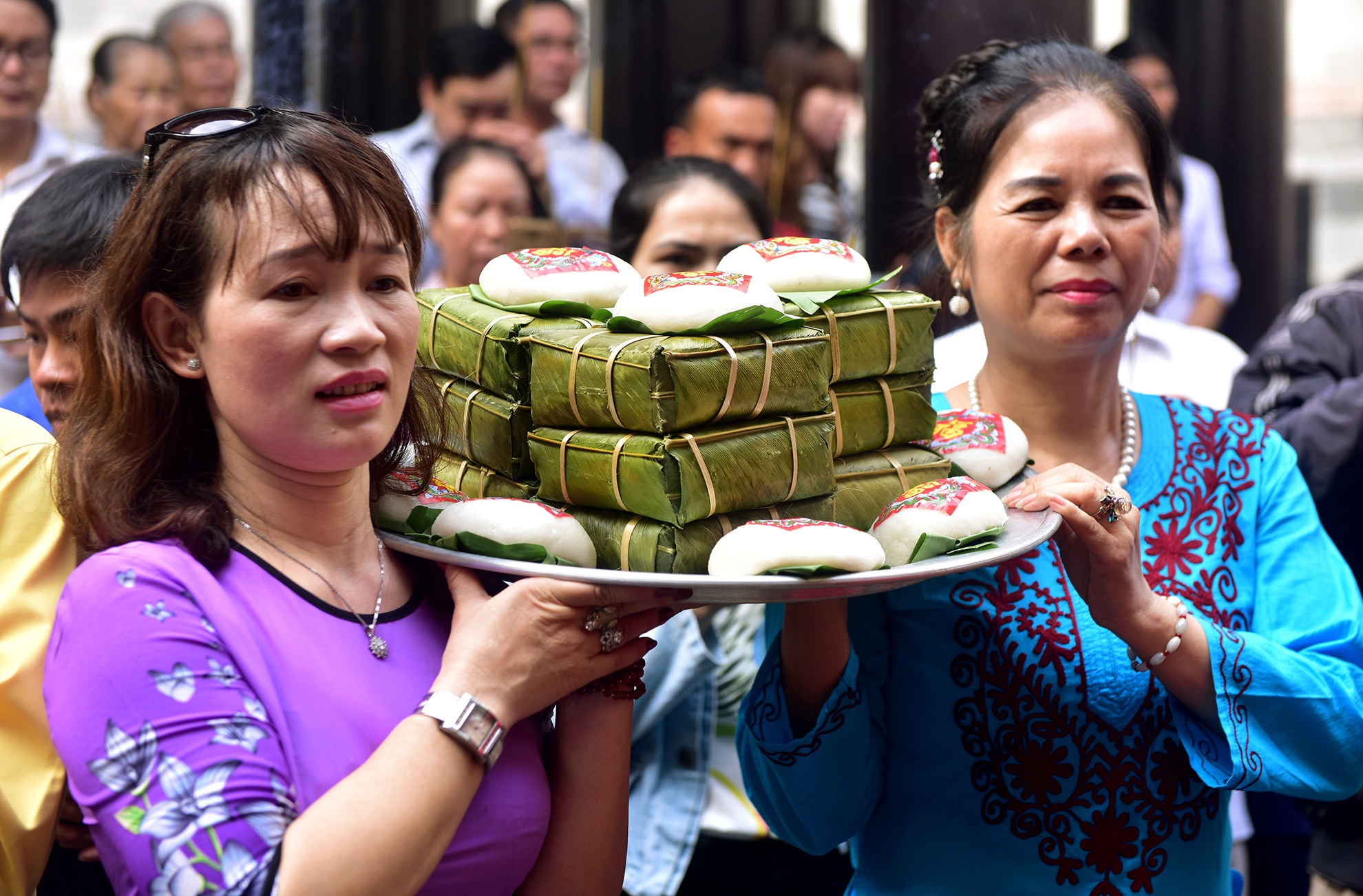 Nguoi Sai Gon dang banh chung len Vua Hung hinh anh