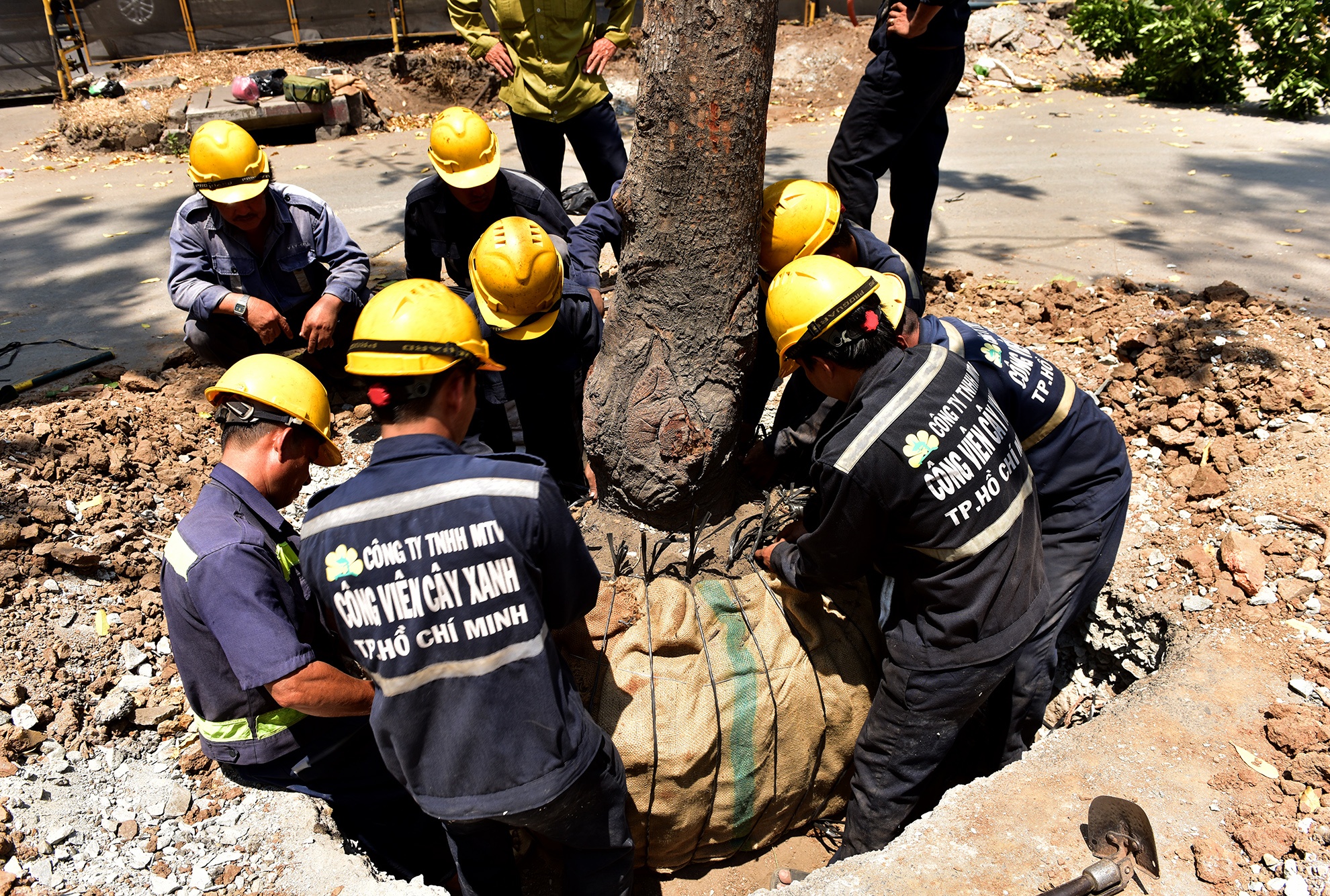 bung cay xay nha ga metro o Sai Gon anh 1