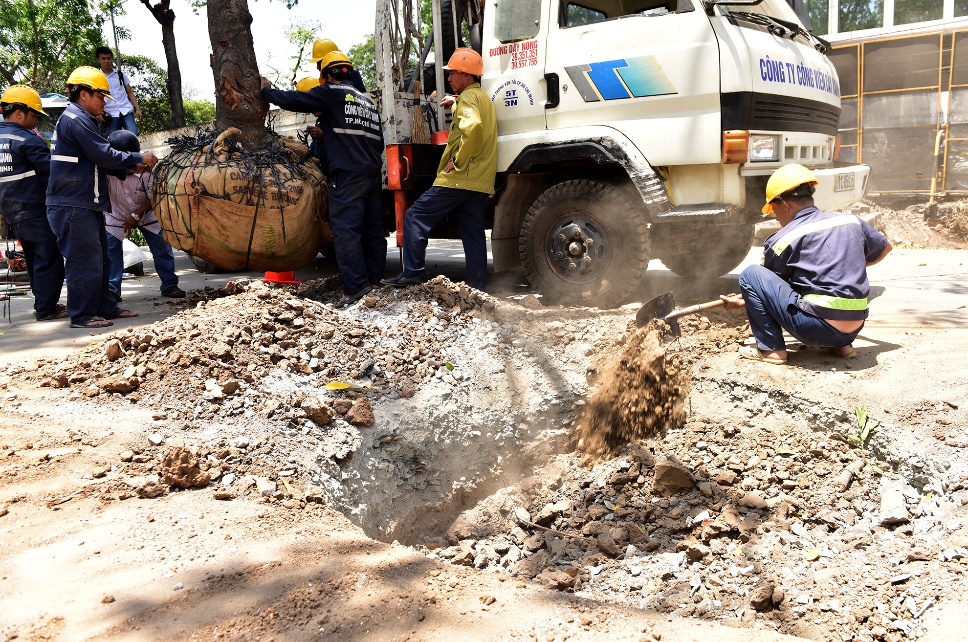 bung cay xay nha ga metro o Sai Gon anh 5