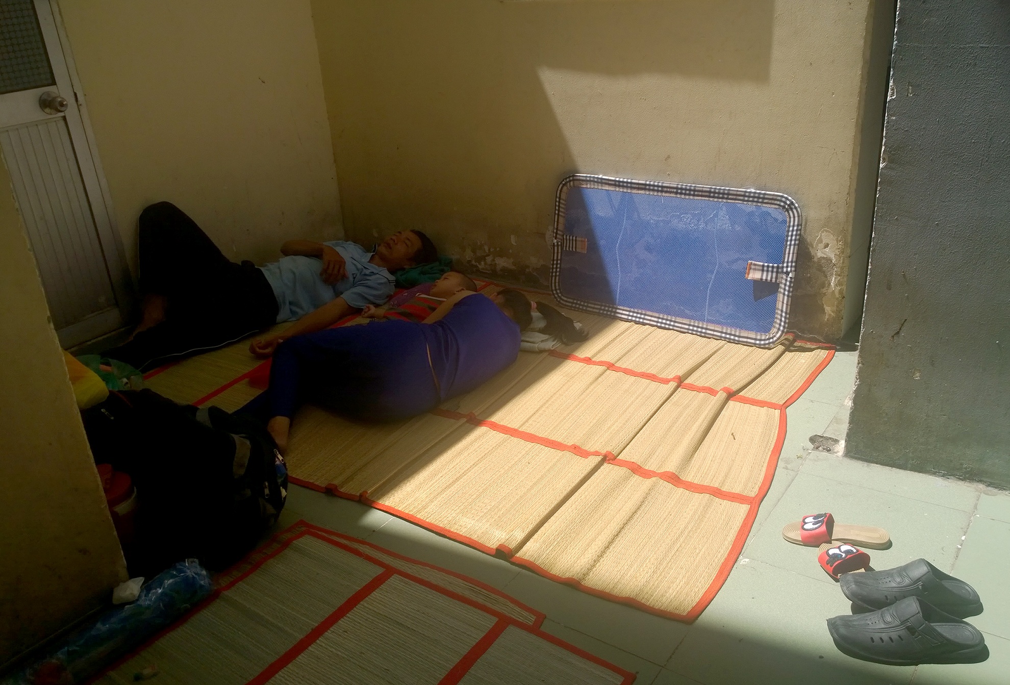 tre nhap vien do nang nong anh 9