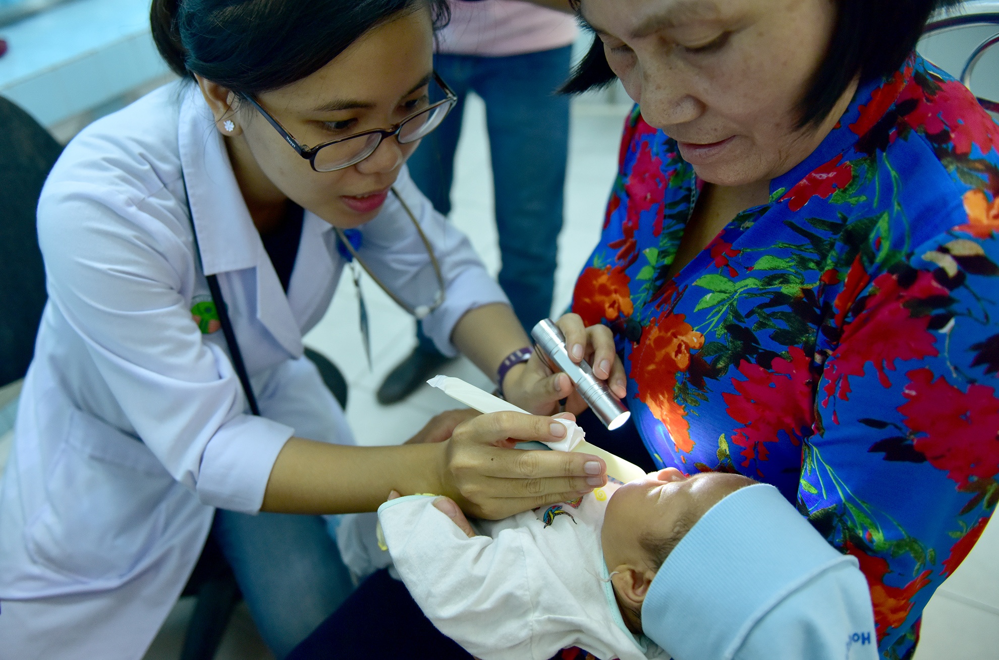 tre nhap vien do nang nong anh 15