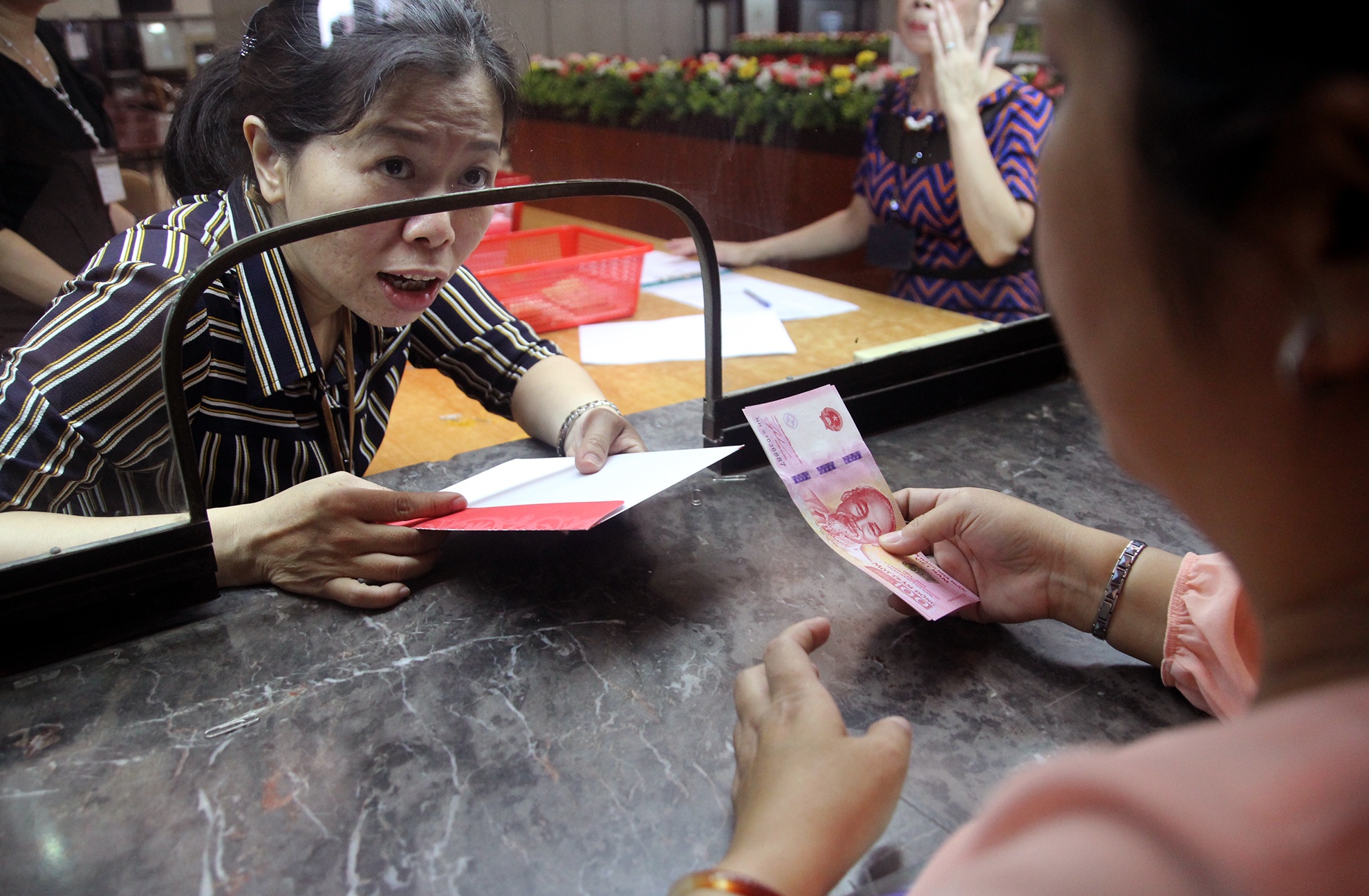 ban tien luu niem 100 dong o TP HCM anh 2