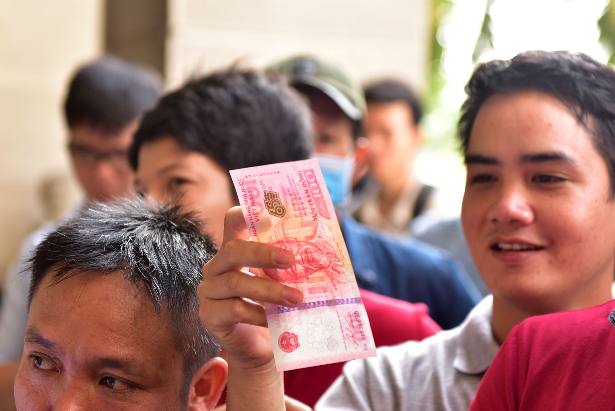 Ngay dau ban tien luu niem 100 dong o Sai Gon hinh anh