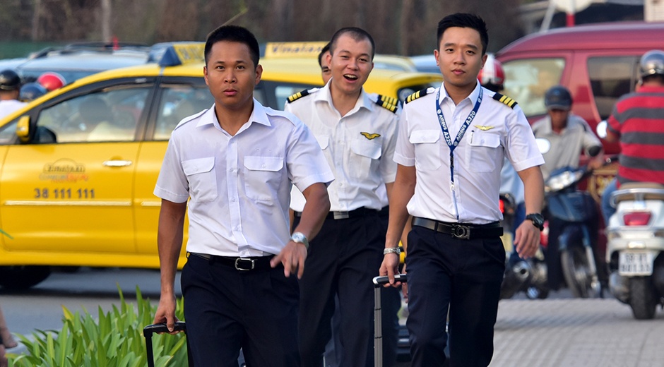 Ket xe, nhieu nguoi chay bo toi san bay Tan Son Nhat hinh anh