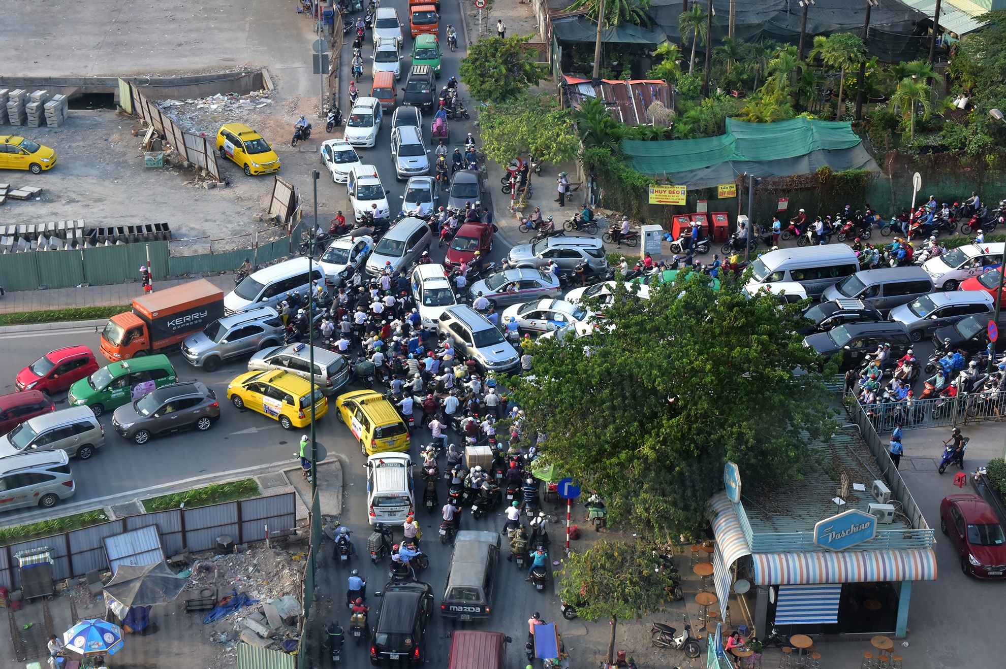 cua ngo san bay Tan Son Nhat ket cung anh 6