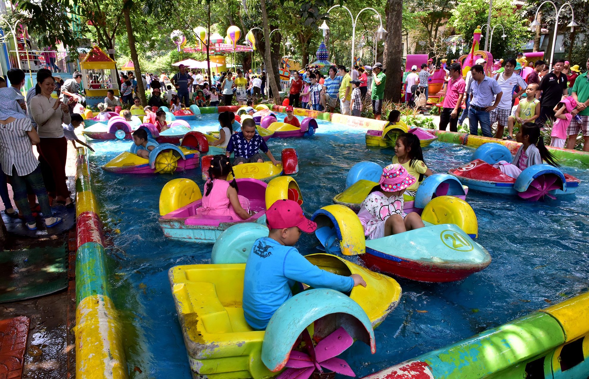 Khu vui choi dong nghit dip nghi le 30/4 anh 17