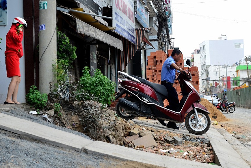 Nha o Sai Gon 'bong dung' noi len cao hon mat duong hinh anh