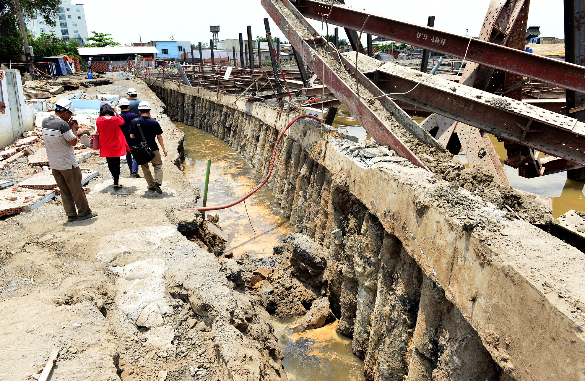 cong trinh cao tang sut lun o Sai Gon anh 2